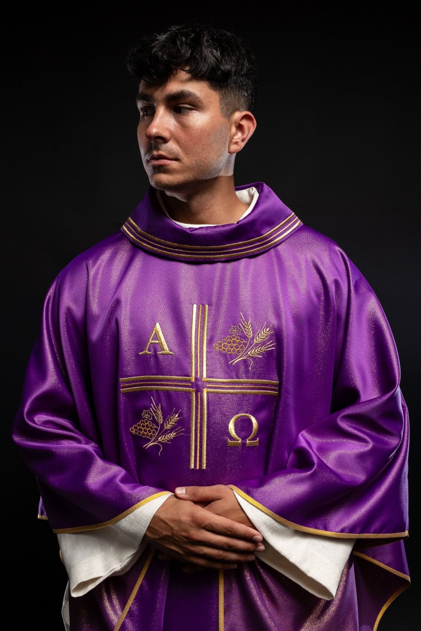 Chasuble avec croix brodée, motifs Alpha et Omega et oreilles en violet S - 7053 - 03 - 54 - CHASUBLES.FR
