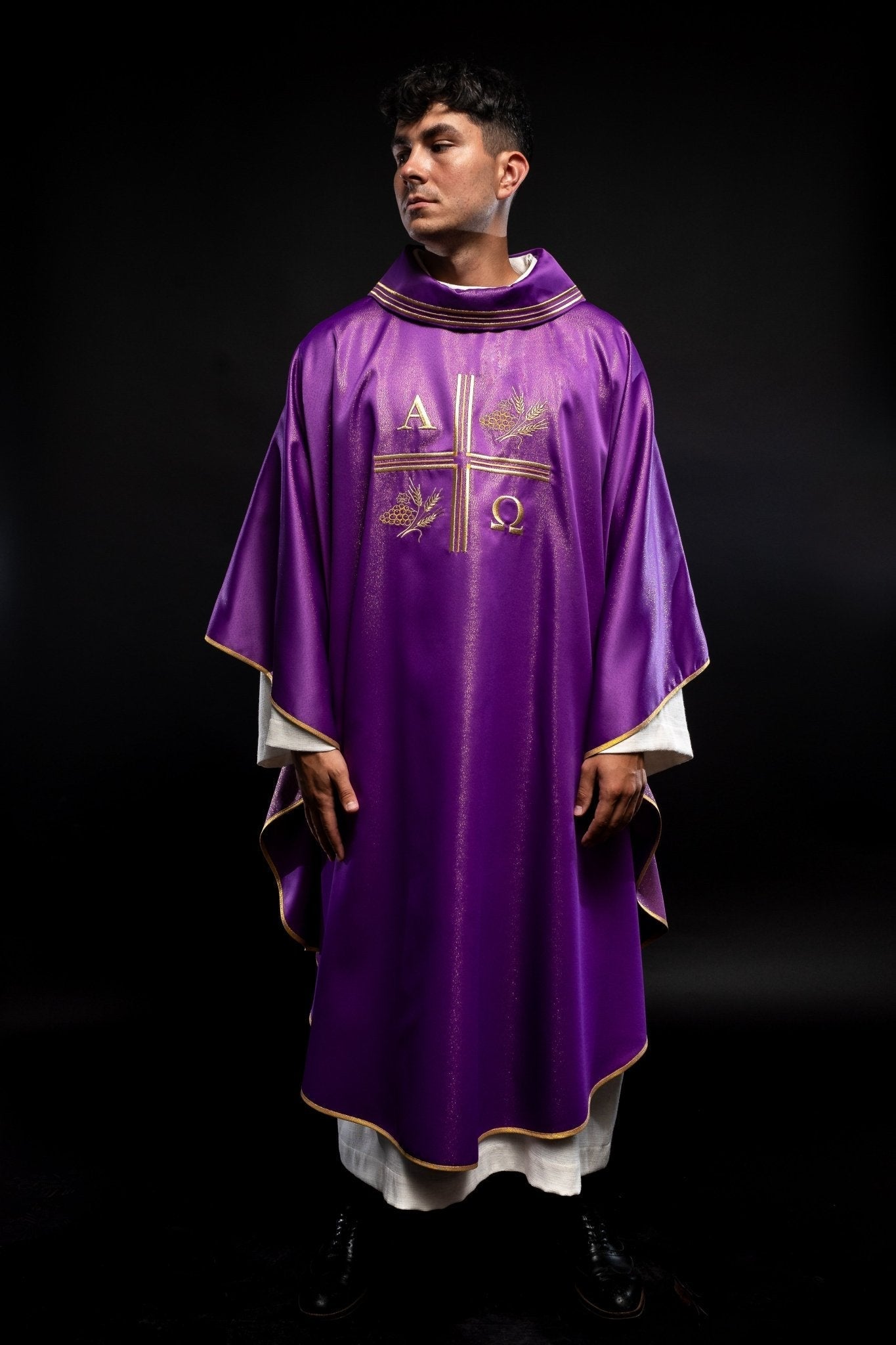 Chasuble avec croix brodée, motifs Alpha et Omega et oreilles en violet S - 7053 - 03 - 54 - CHASUBLES.FR