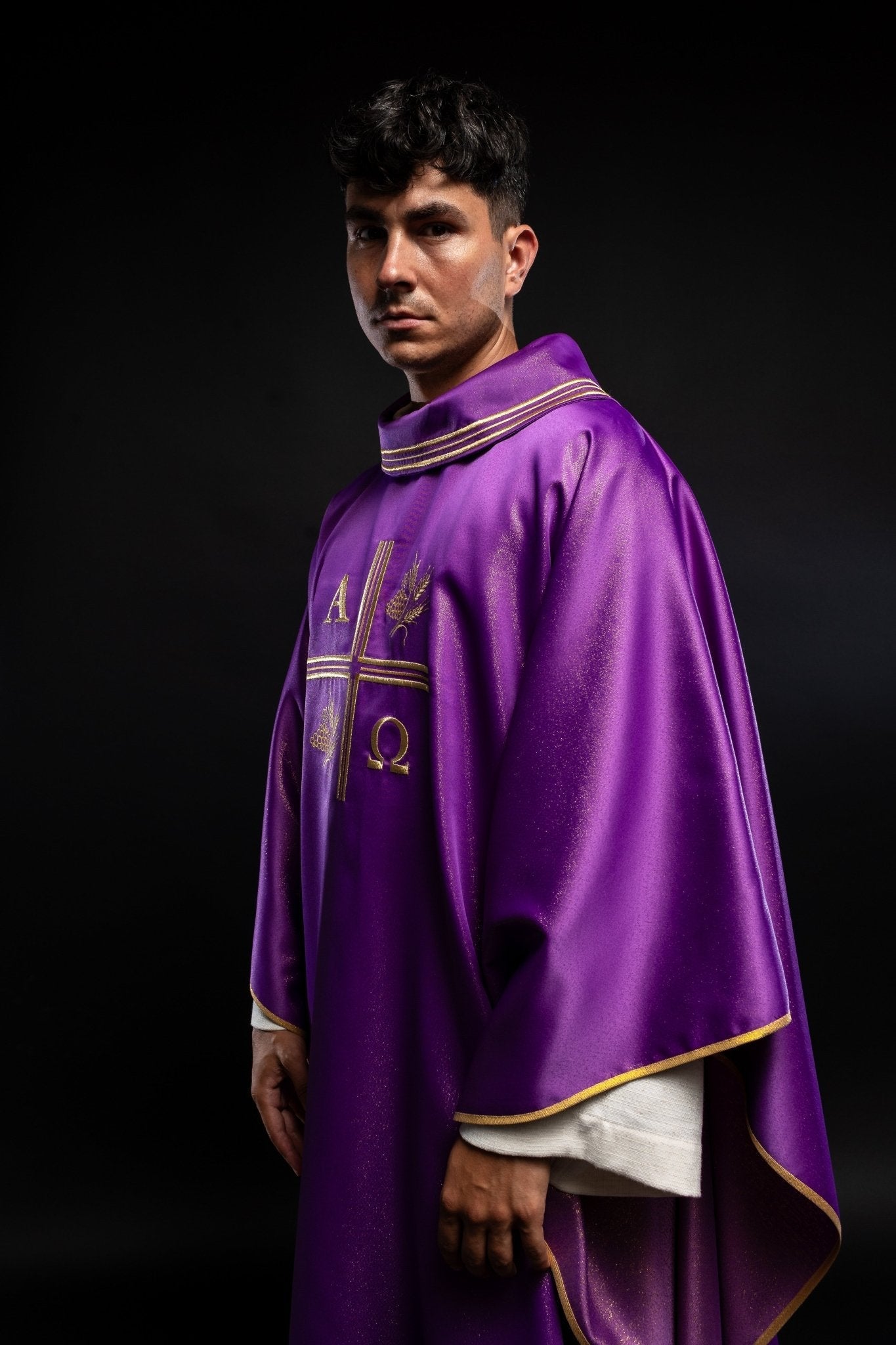 Chasuble avec croix brodée, motifs Alpha et Omega et oreilles en violet S - 7053 - 03 - 54 - CHASUBLES.FR