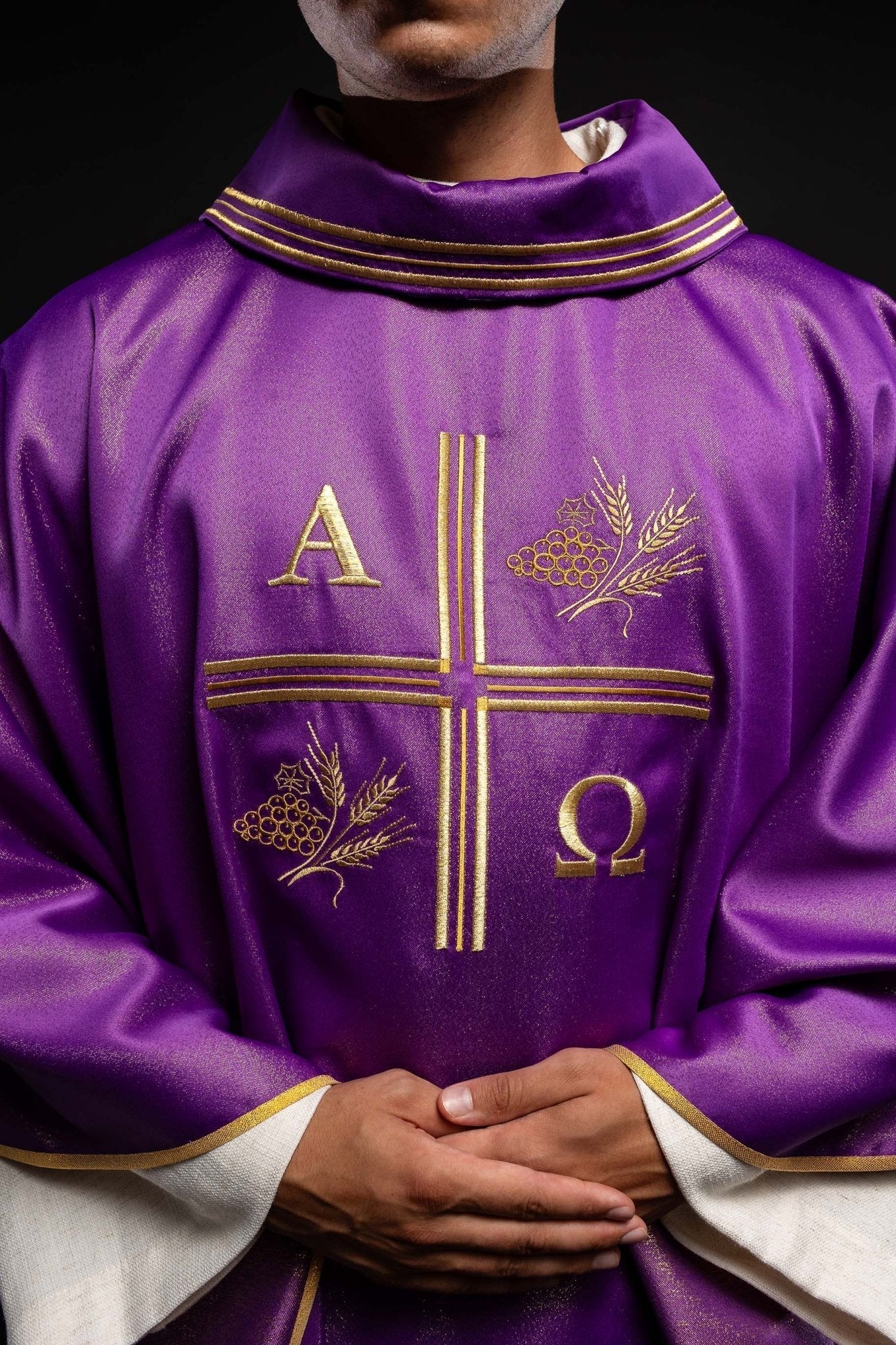 Chasuble avec croix brodée, motifs Alpha et Omega et oreilles en violet S - 7053 - 03 - 54 - CHASUBLES.FR