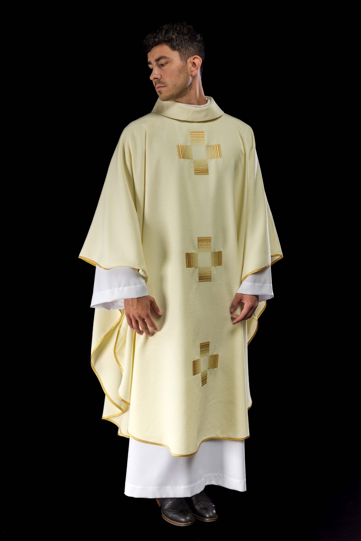 Chasuble avec croix brodées en or HA7011-05 ECRU - CHASUBLES.FR