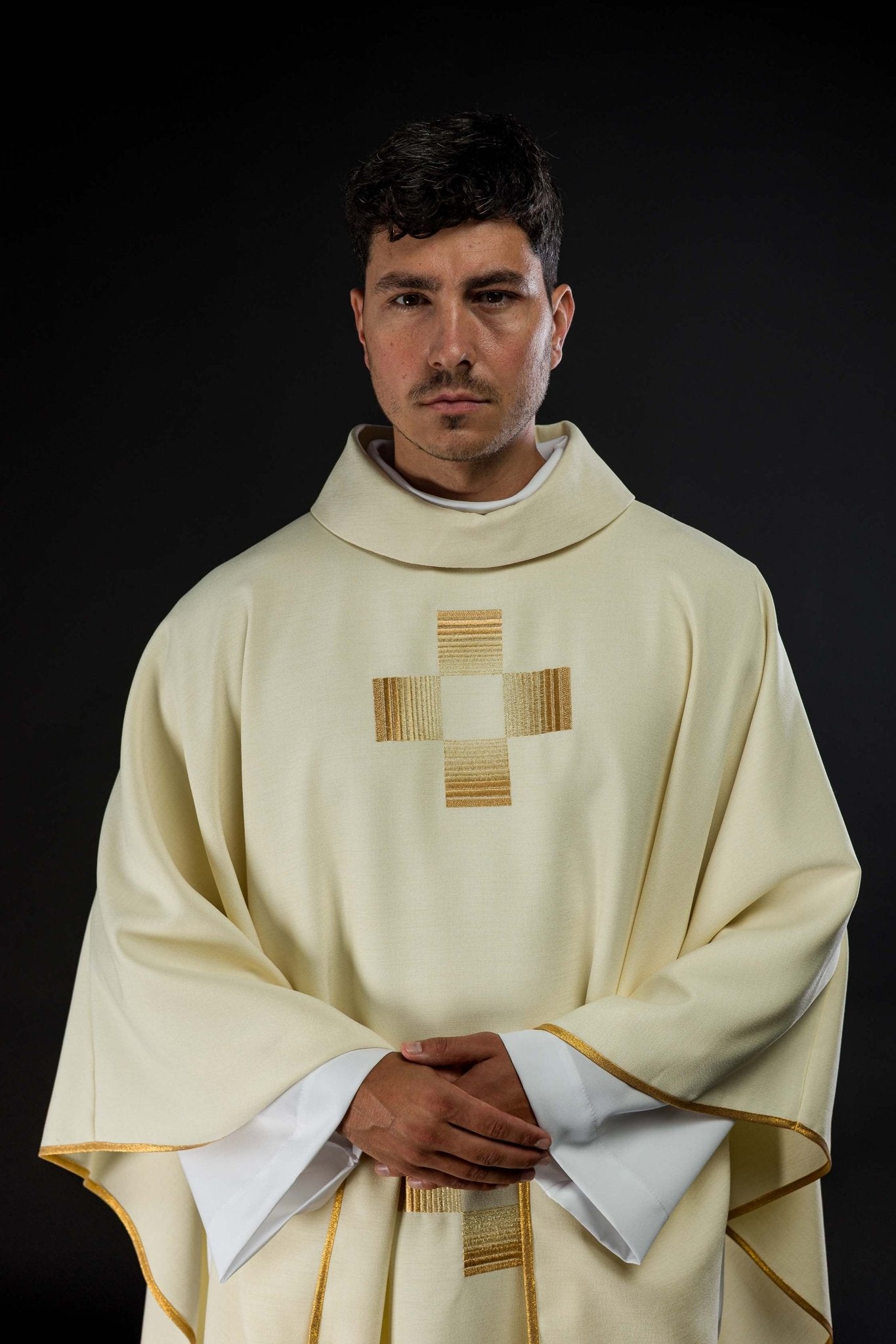 Chasuble avec croix brodées en or HA7011-05 ECRU - CHASUBLES.FR