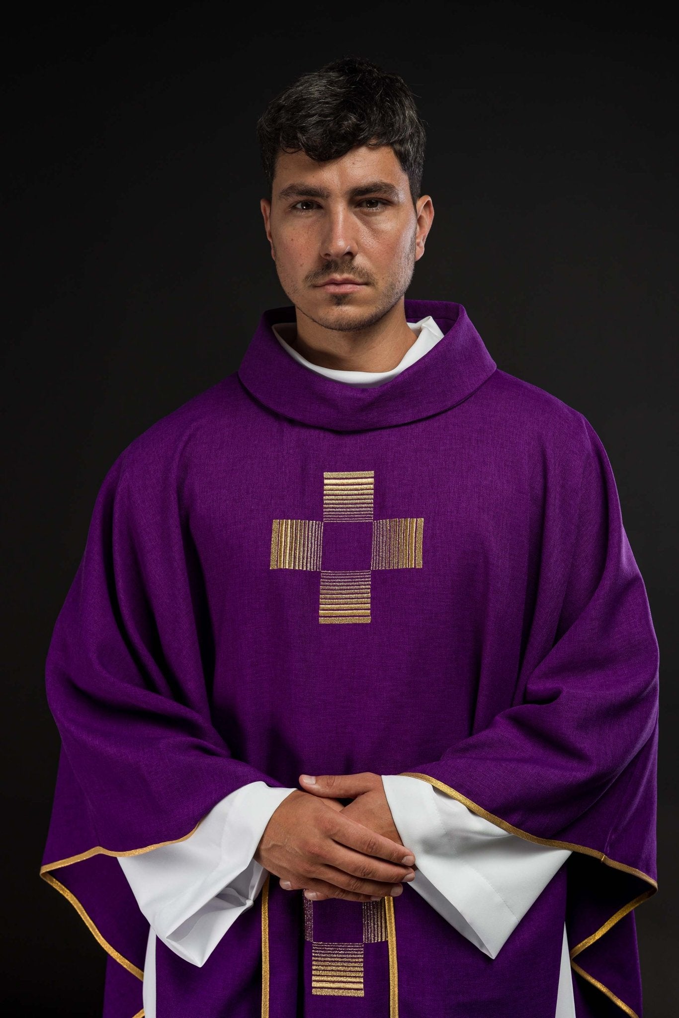 Chasuble avec croix brodées en violet HA7011-03 FIOLET - CHASUBLES.FR