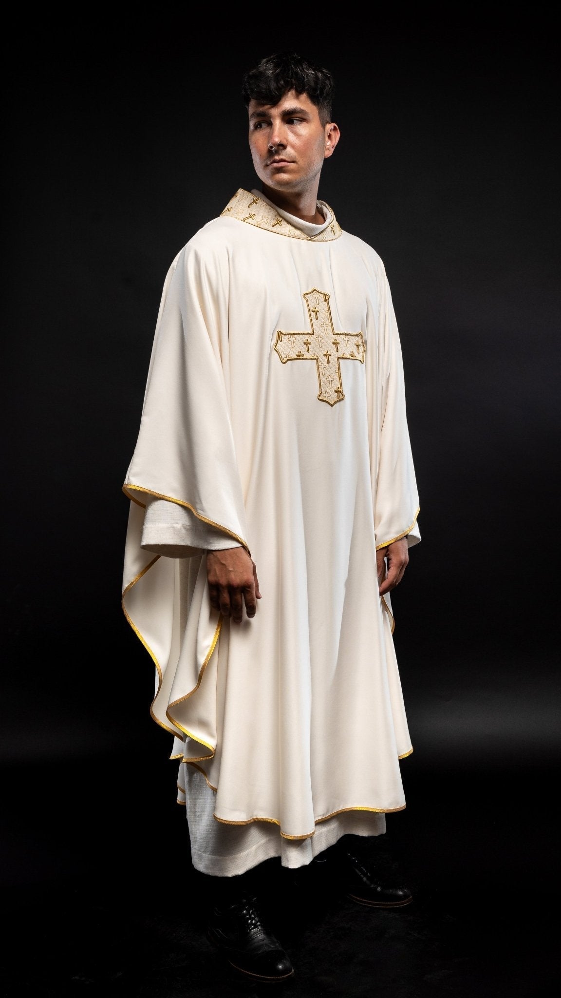 Chasuble avec croix et col richement brodés en écru S - 7061 - 05 - 53 - CHASUBLES.FR