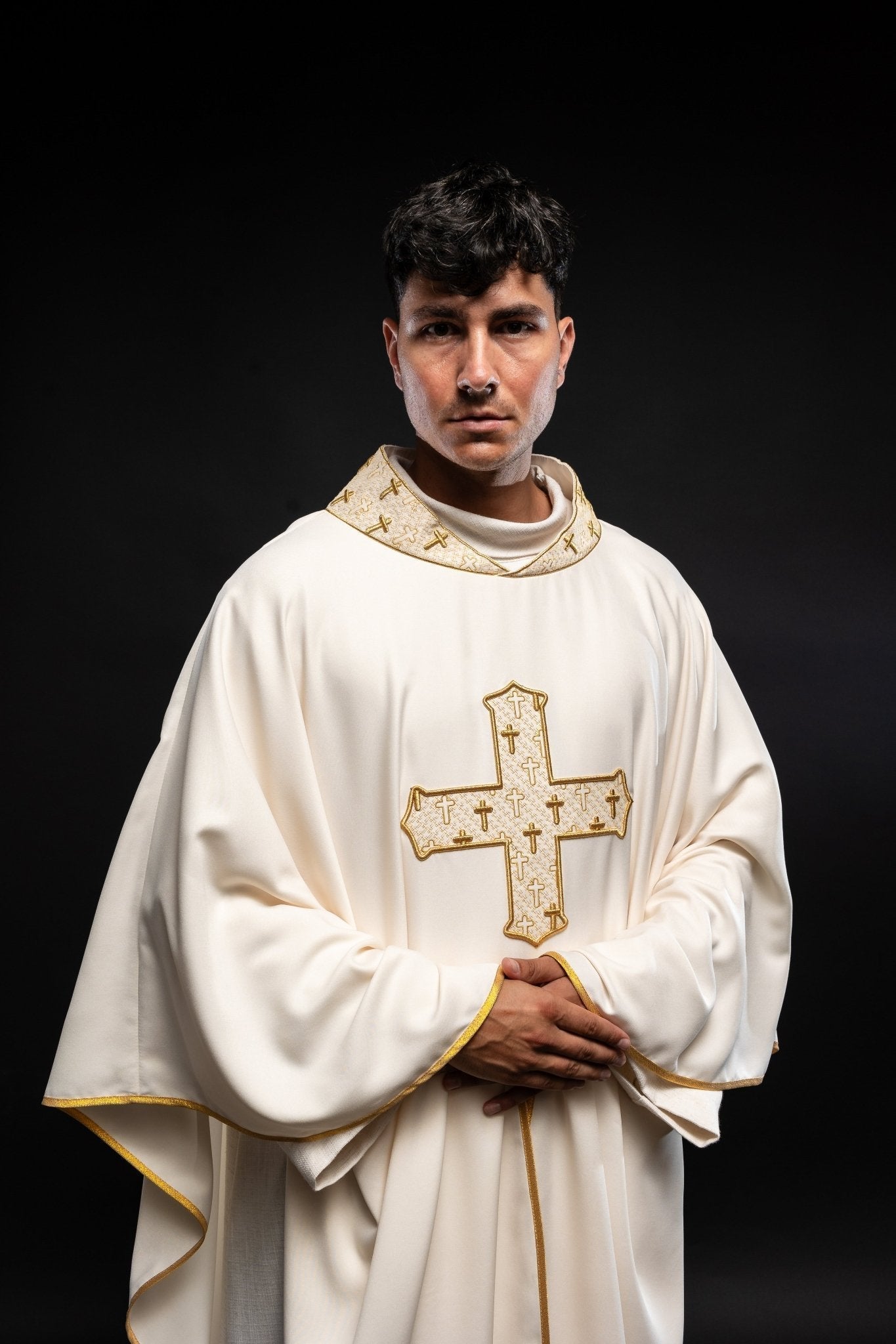 Chasuble avec croix et col richement brodés en écru S - 7061 - 05 - 53 - CHASUBLES.FR