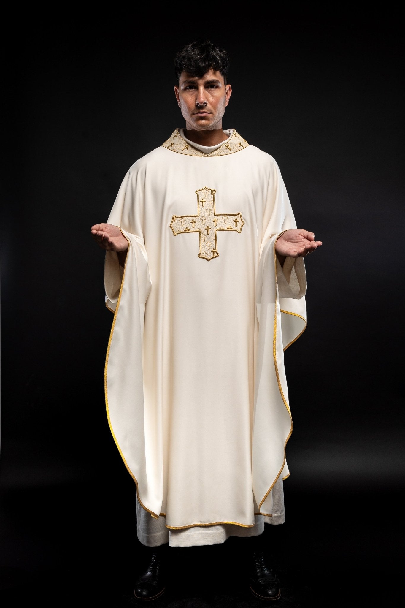 Chasuble avec croix et col richement brodés en écru S - 7061 - 05 - 53 - CHASUBLES.FR