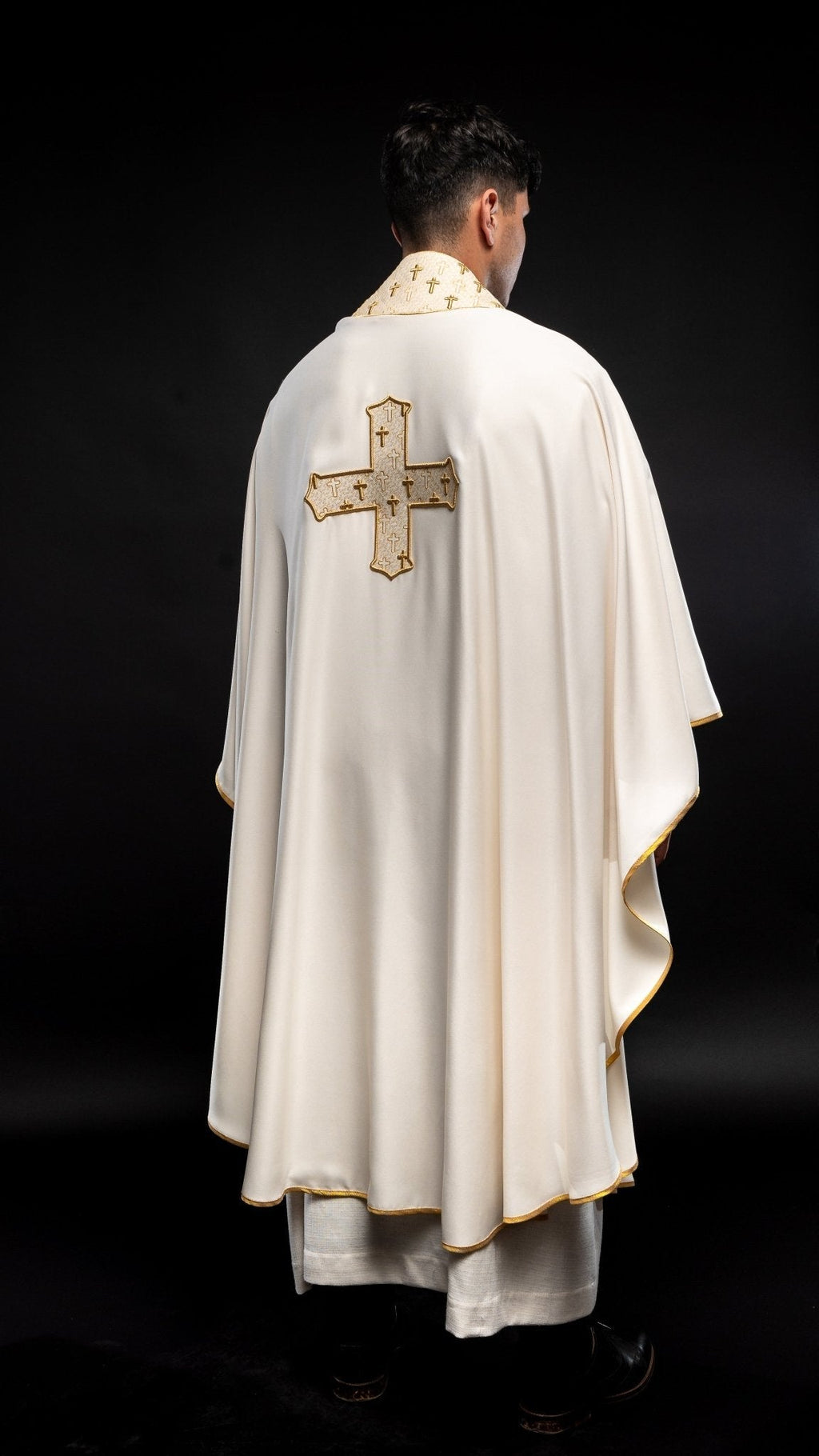 Chasuble avec croix et col richement brodés en écru S - 7061 - 05 - 53 - CHASUBLES.FR