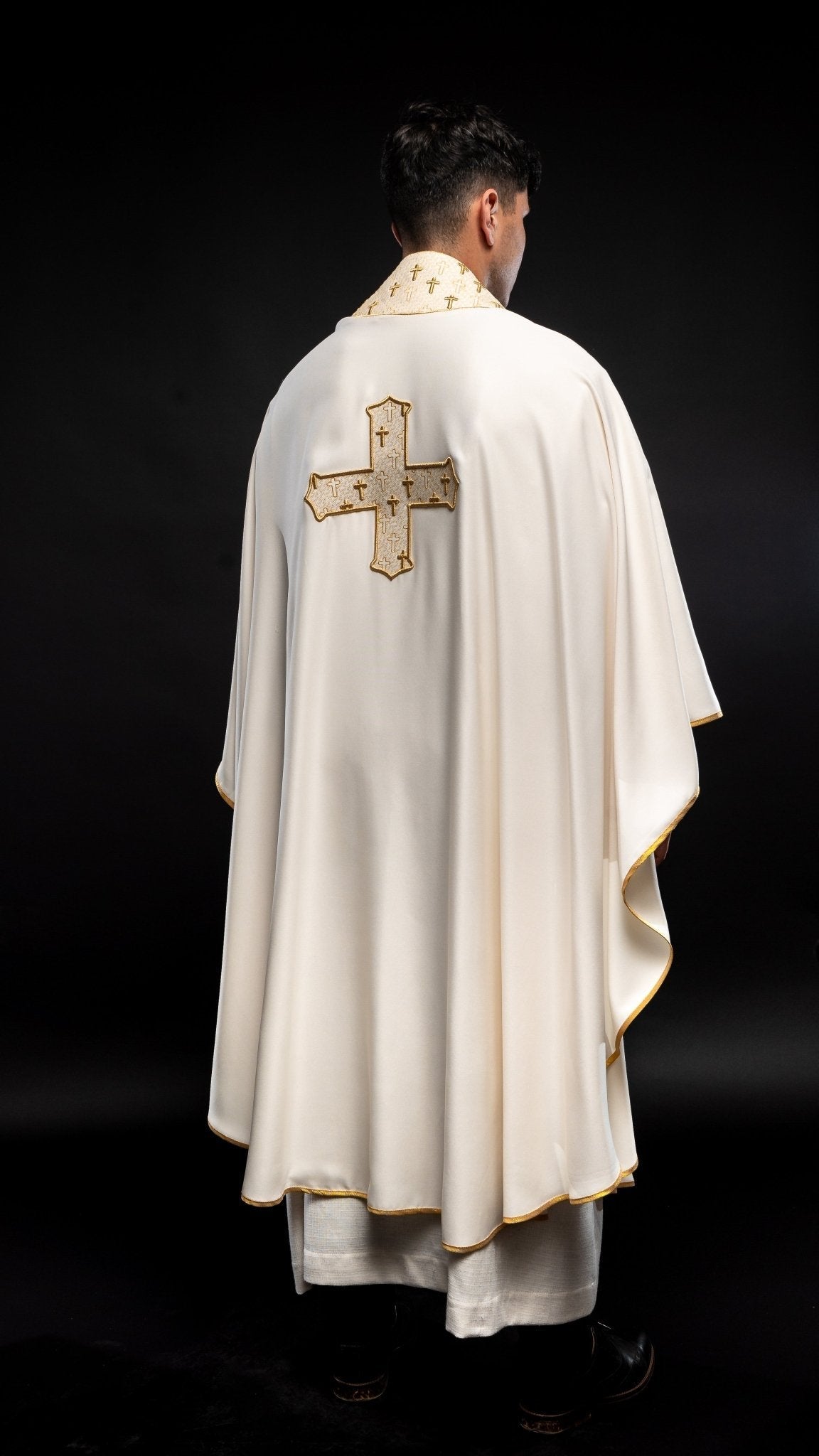 Chasuble avec croix et col richement brodés en écru S - 7061 - 05 - 53 - CHASUBLES.FR