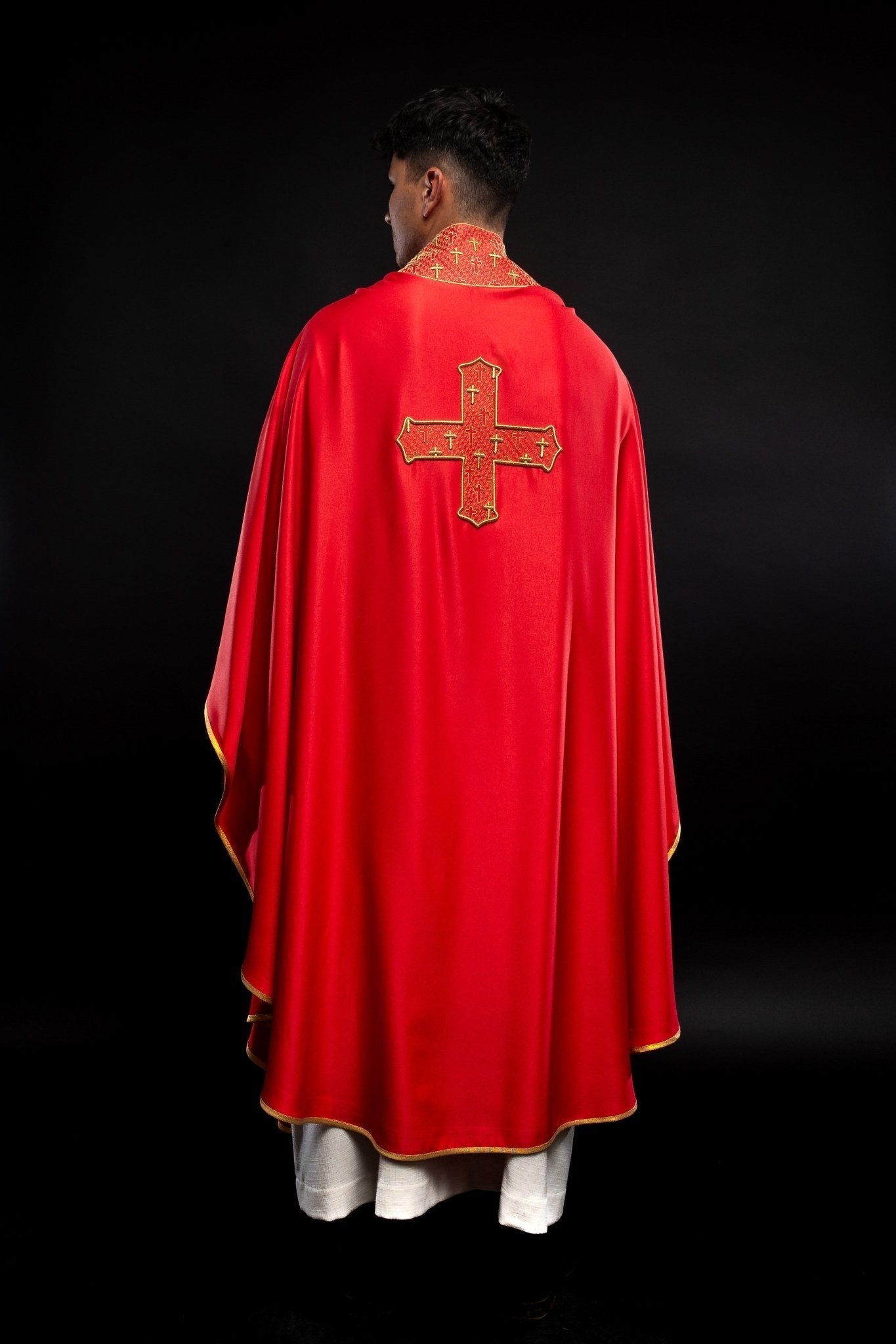 Chasuble avec croix et col richement brodés en rouge S - 7061 - 02 - 53 - CHASUBLES.FR
