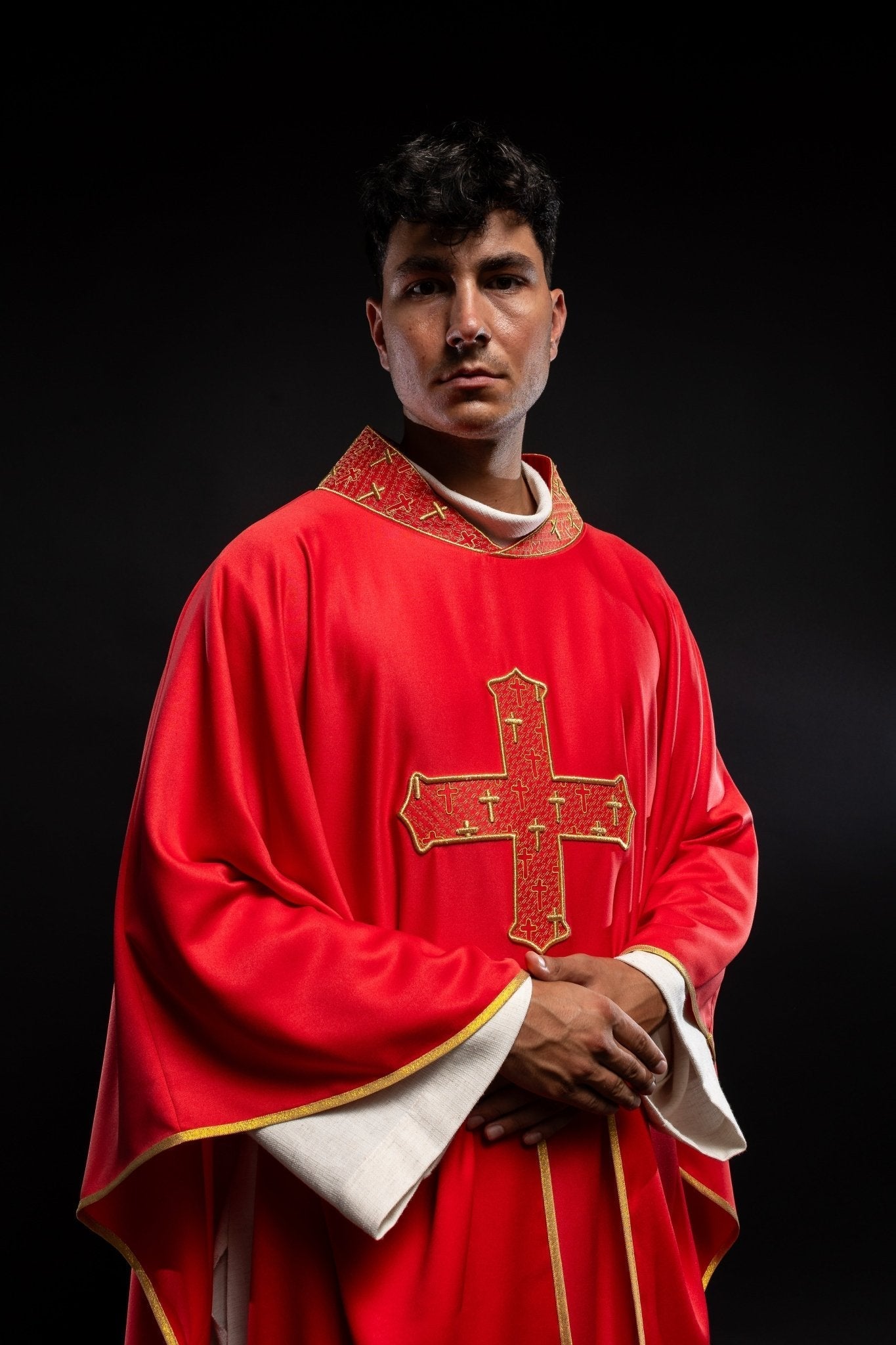Chasuble avec croix et col richement brodés en rouge S - 7061 - 02 - 53 - CHASUBLES.FR