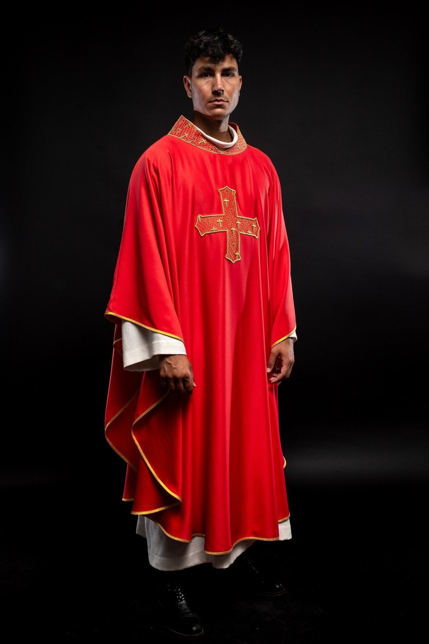 Chasuble avec croix et col richement brodés en rouge S - 7061 - 02 - 53 - CHASUBLES.FR