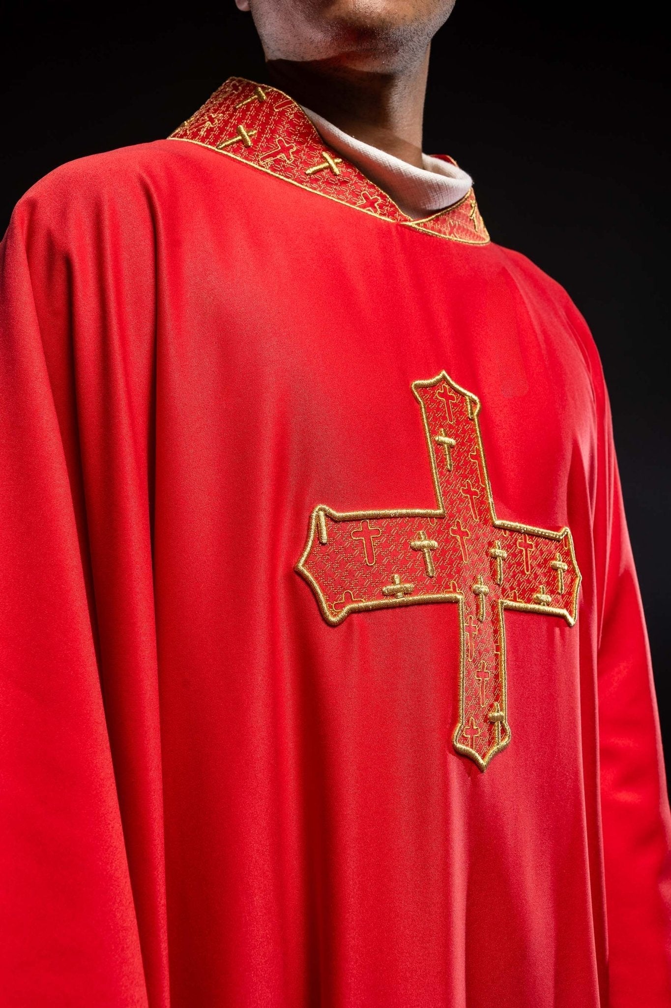 Chasuble avec croix et col richement brodés en rouge S - 7061 - 02 - 53 - CHASUBLES.FR
