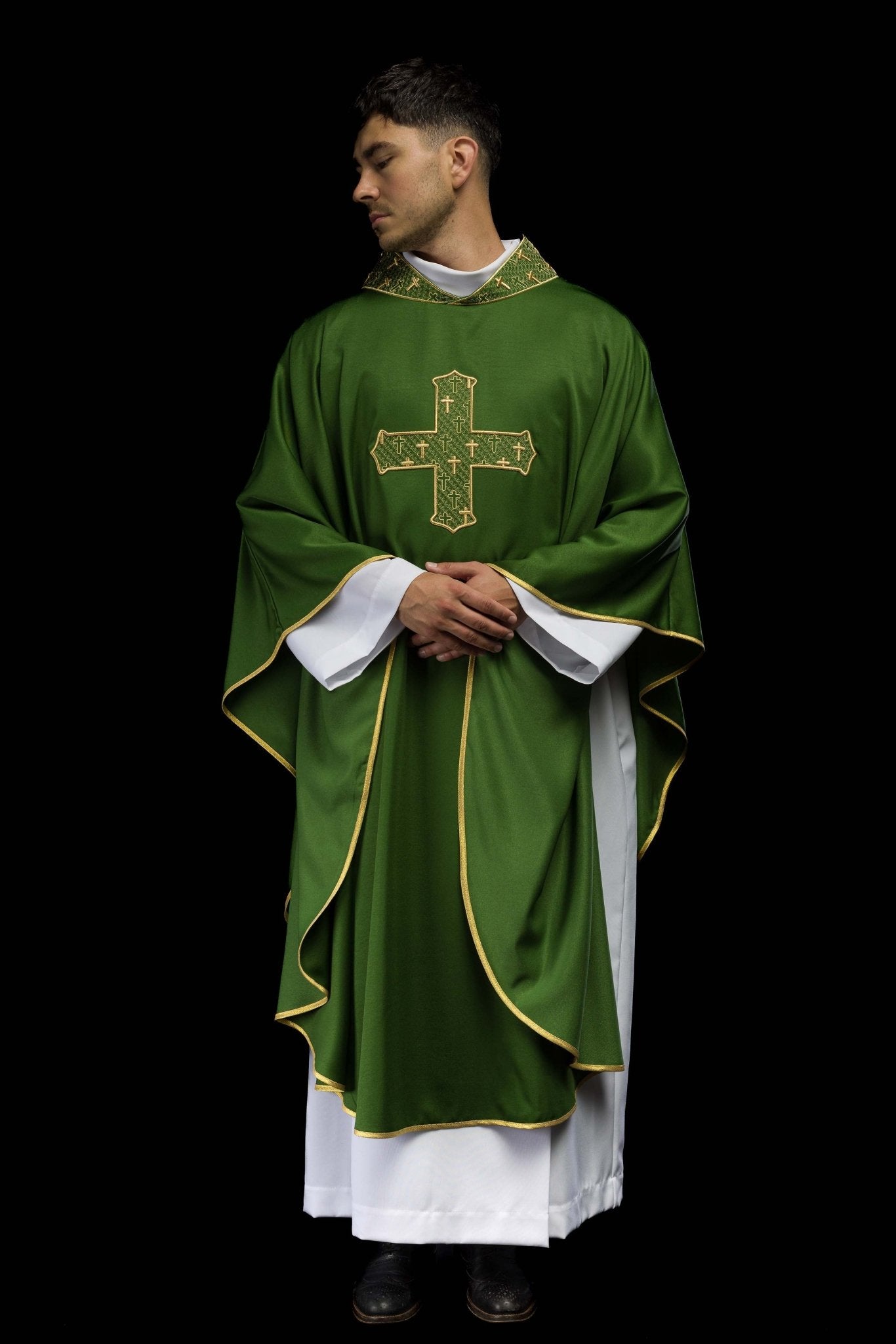 Chasuble avec croix et col richement brodés en vert S-7061-01-53 - CHASUBLES.FR