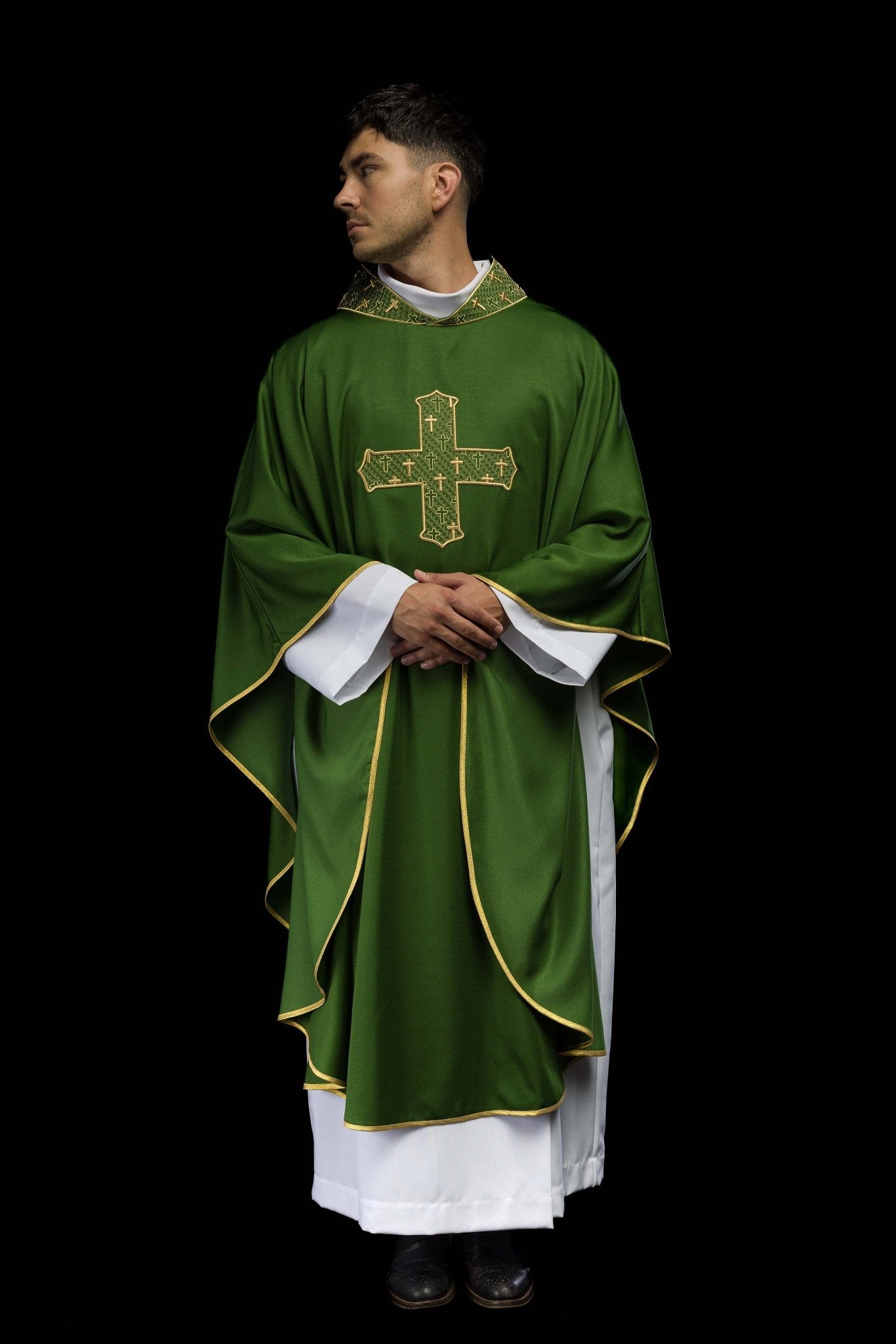 Chasuble avec croix et col richement brodés en vert S-7061-01-53 - CHASUBLES.FR