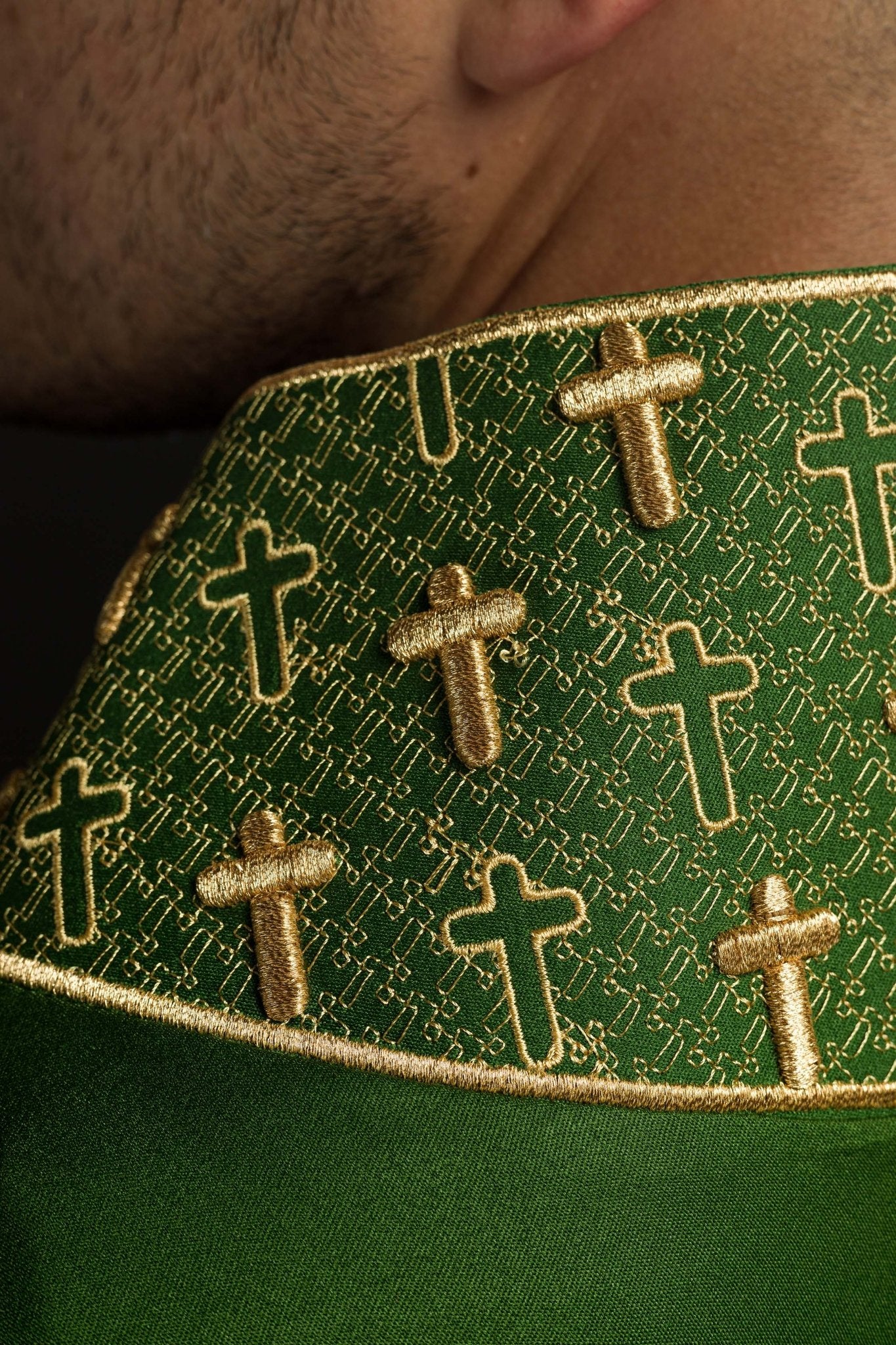 Chasuble avec croix et col richement brodés en vert S-7061-01-53 - CHASUBLES.FR
