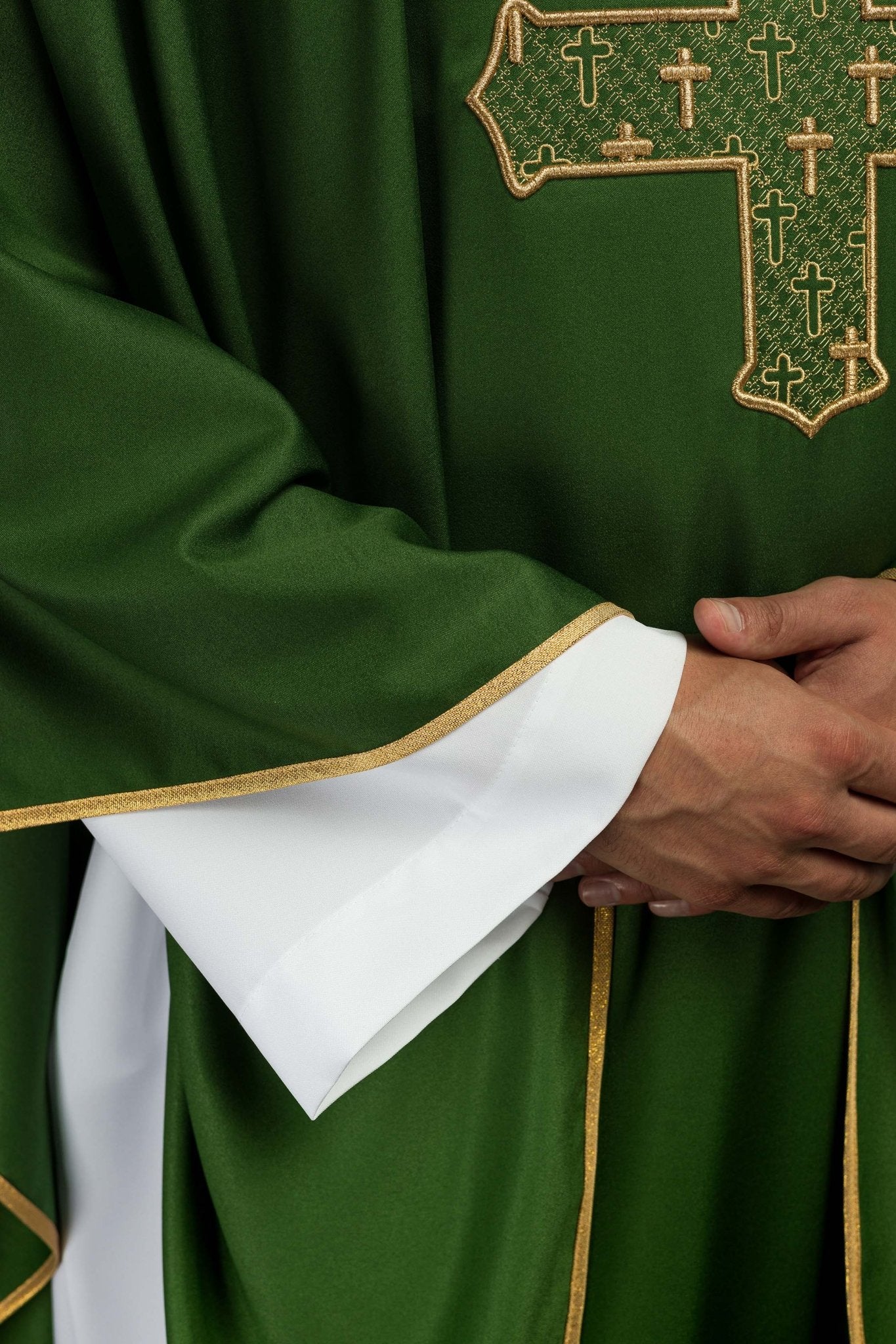 Chasuble avec croix et col richement brodés en vert S-7061-01-53 - CHASUBLES.FR