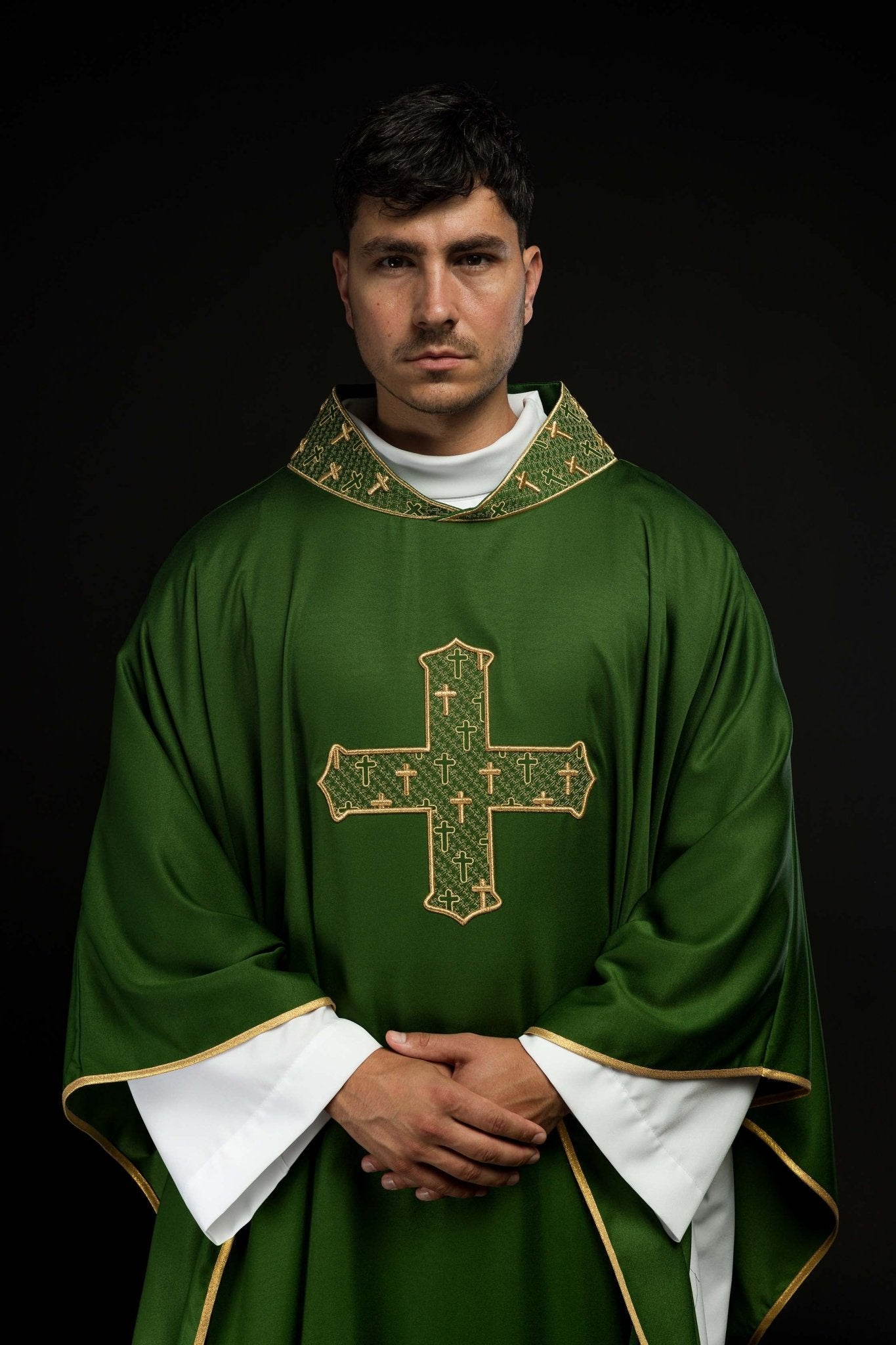 Chasuble avec croix et col richement brodés en vert S-7061-01-53 - CHASUBLES.FR