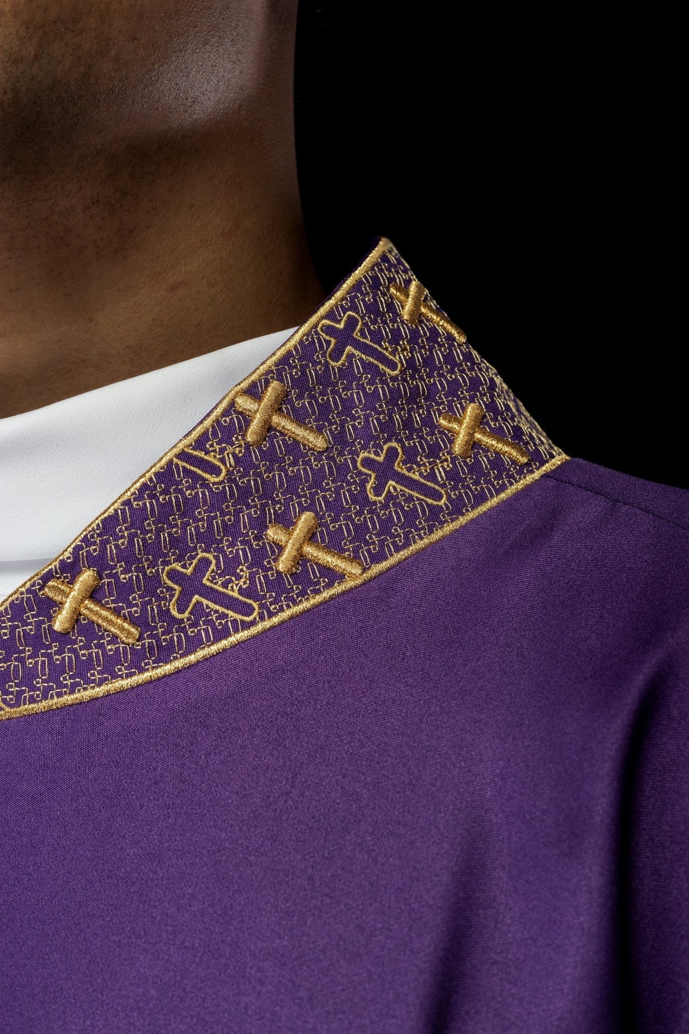 Chasuble avec croix et col richement brodés en violet S - 7061 - 03 - 53 - CHASUBLES.FR