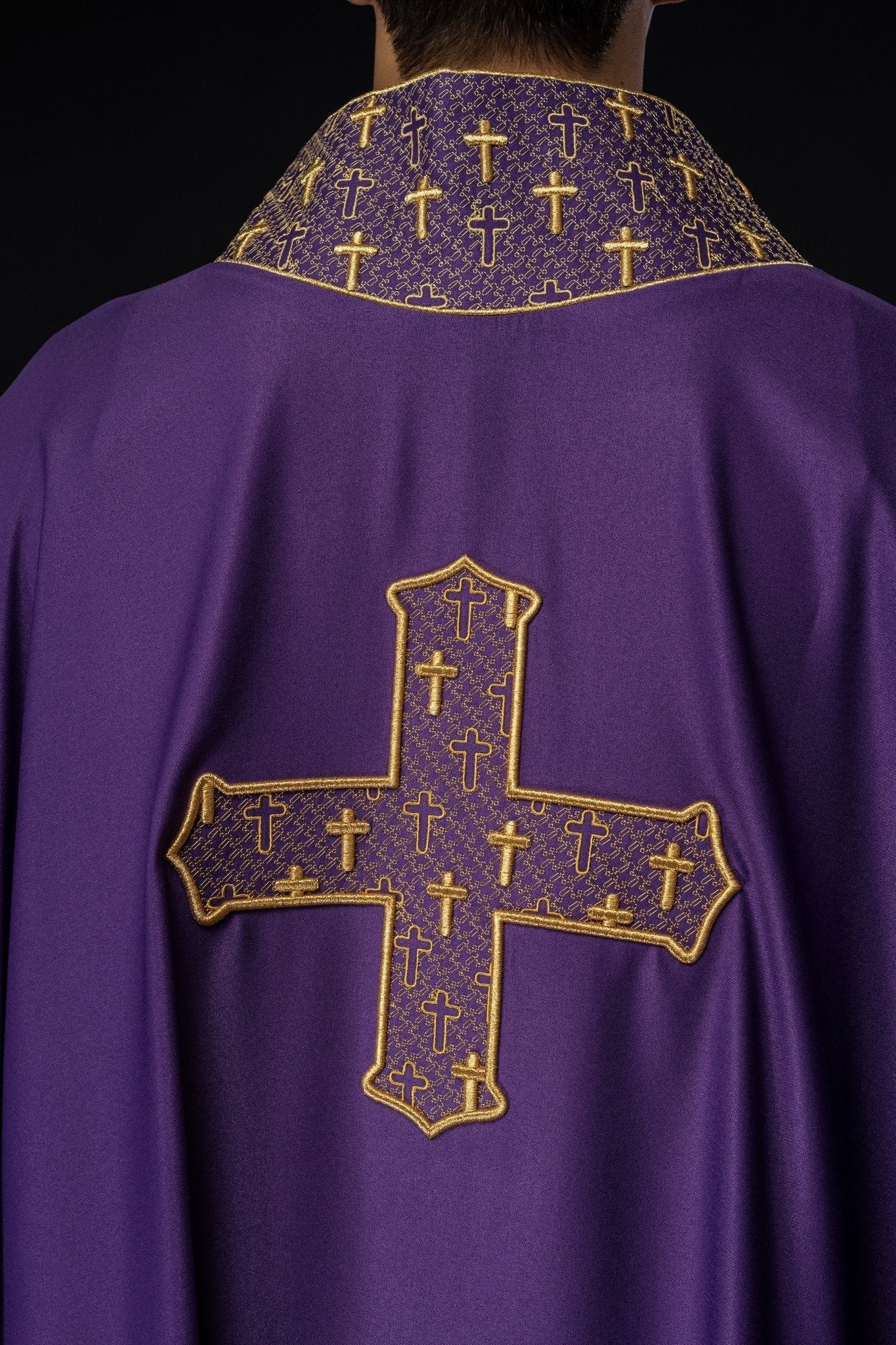Chasuble avec croix et col richement brodés en violet S - 7061 - 03 - 53 - CHASUBLES.FR