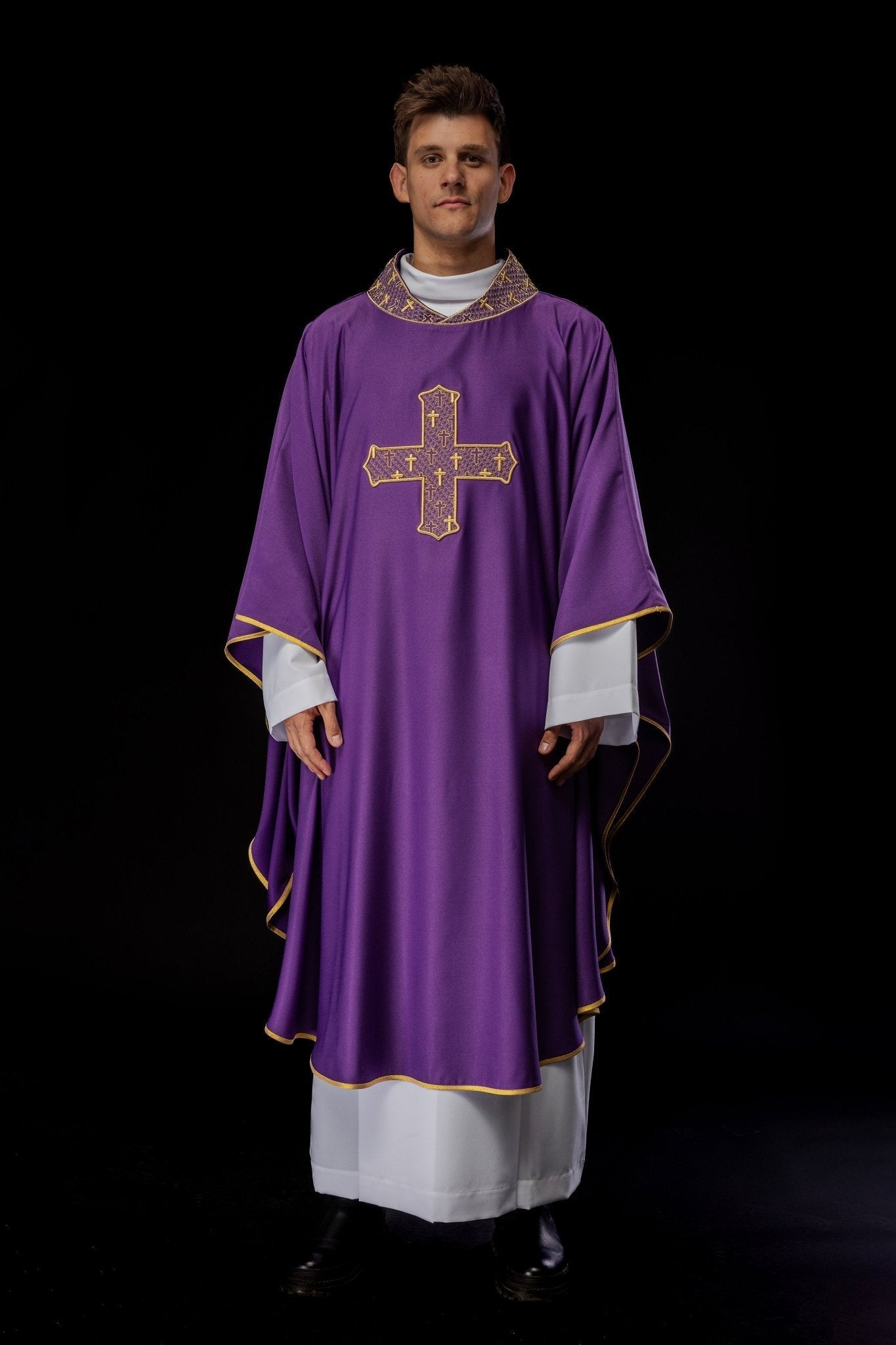 Chasuble avec croix et col richement brodés en violet S - 7061 - 03 - 53 - CHASUBLES.FR