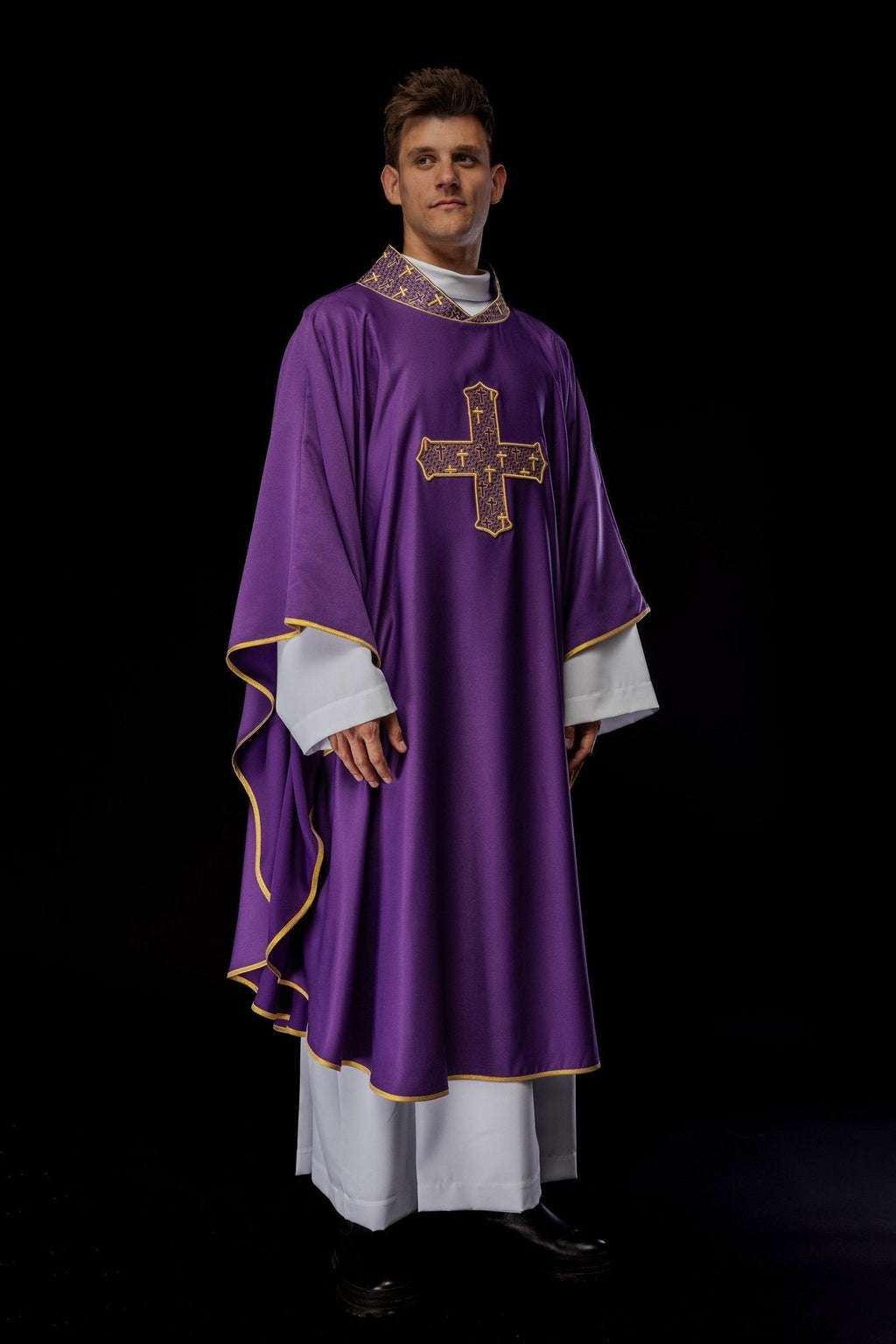 Chasuble avec croix et col richement brodés en violet S - 7061 - 03 - 53 - CHASUBLES.FR