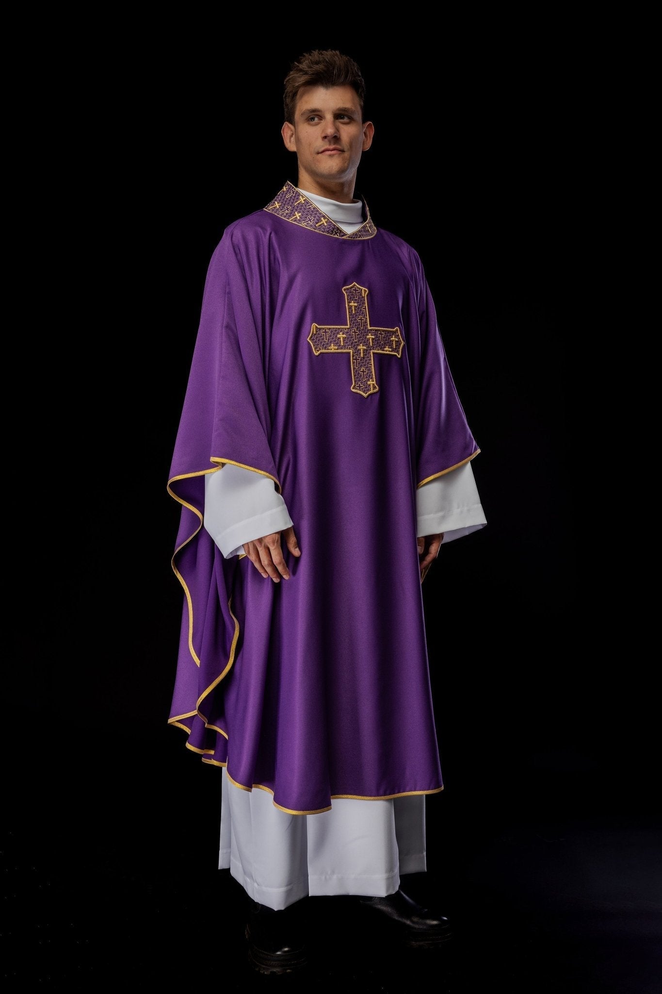 Chasuble avec croix et col richement brodés en violet S - 7061 - 03 - 53 - CHASUBLES.FR