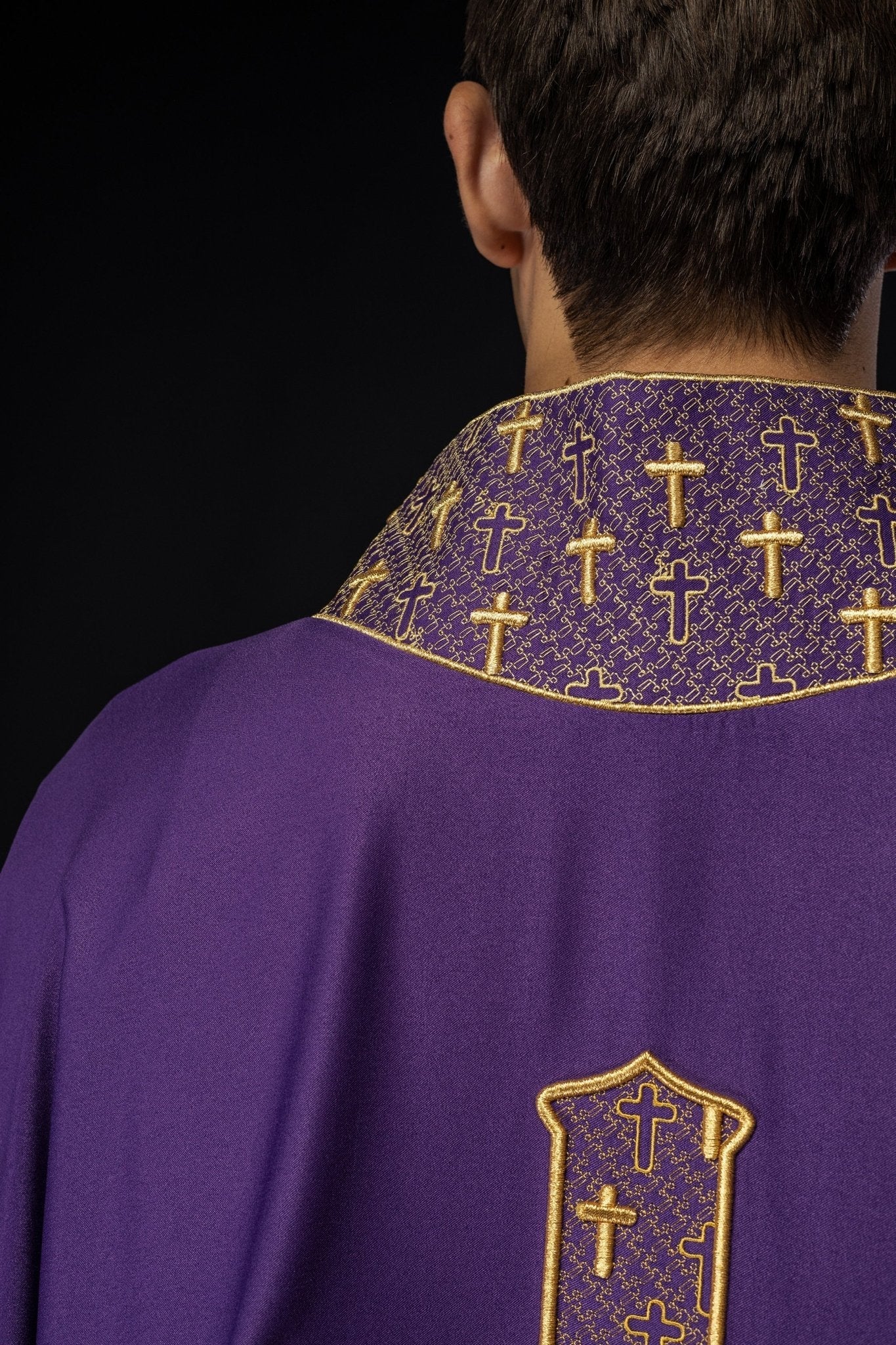 Chasuble avec croix et col richement brodés en violet S - 7061 - 03 - 53 - CHASUBLES.FR