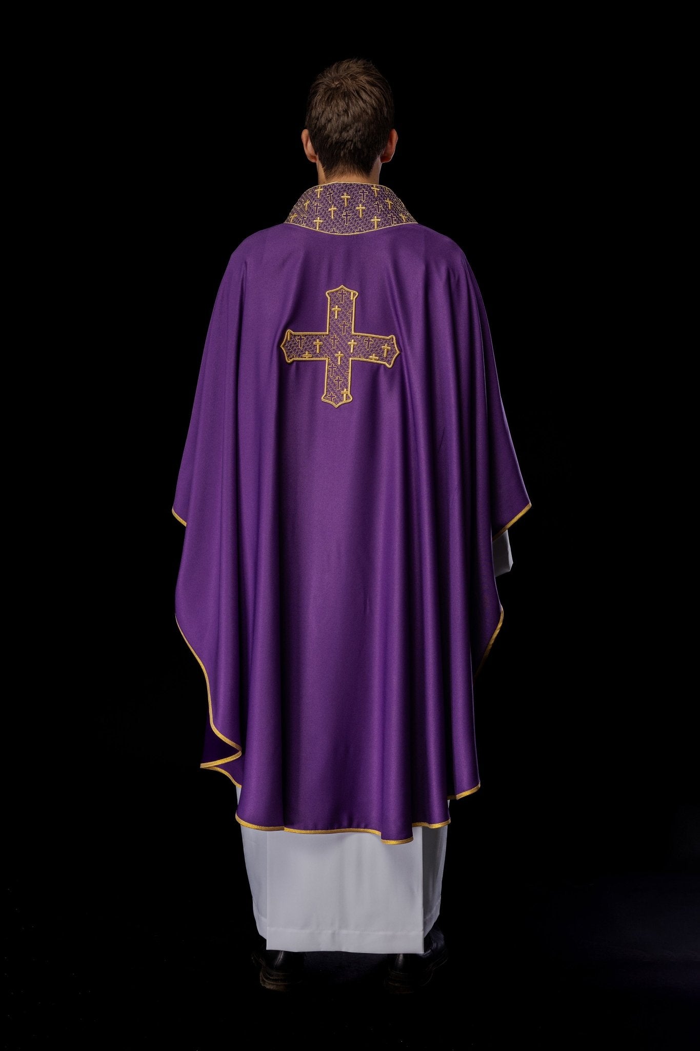 Chasuble avec croix et col richement brodés en violet S - 7061 - 03 - 53 - CHASUBLES.FR