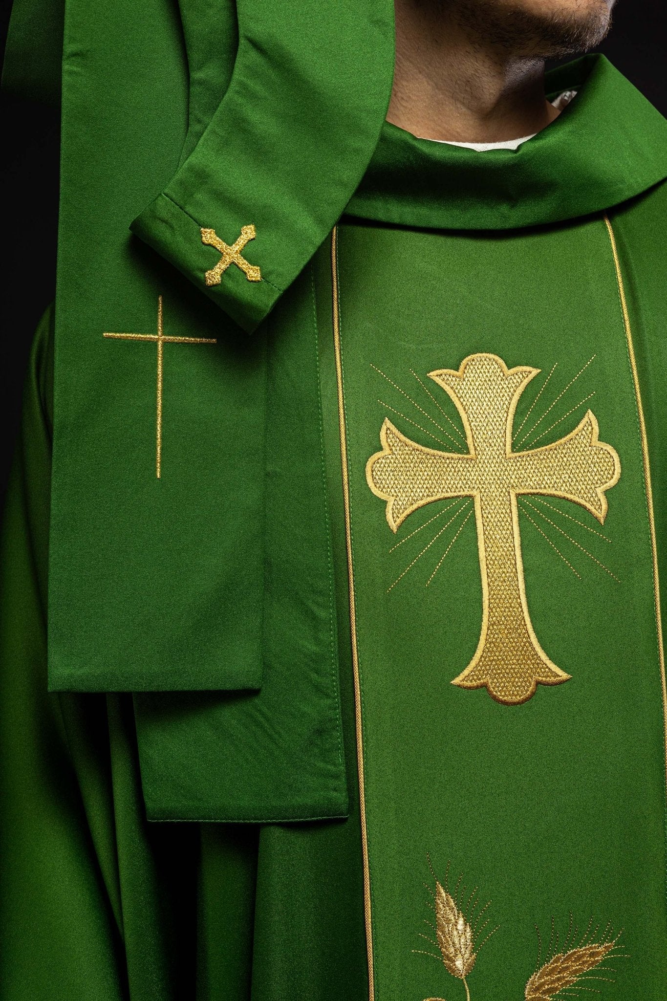 Chasuble avec croix verte et épis de blé brodés KOR/375/01/53 ZIELONY - CHASUBLES.FR