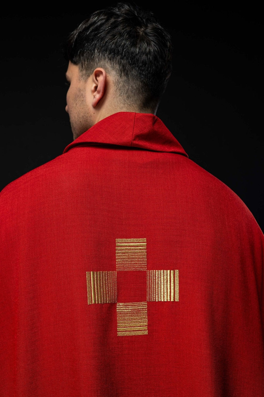 Chasuble avec des Croix brodées en rouge HA7011 - 02 CZERWONY - CHASUBLES.FR