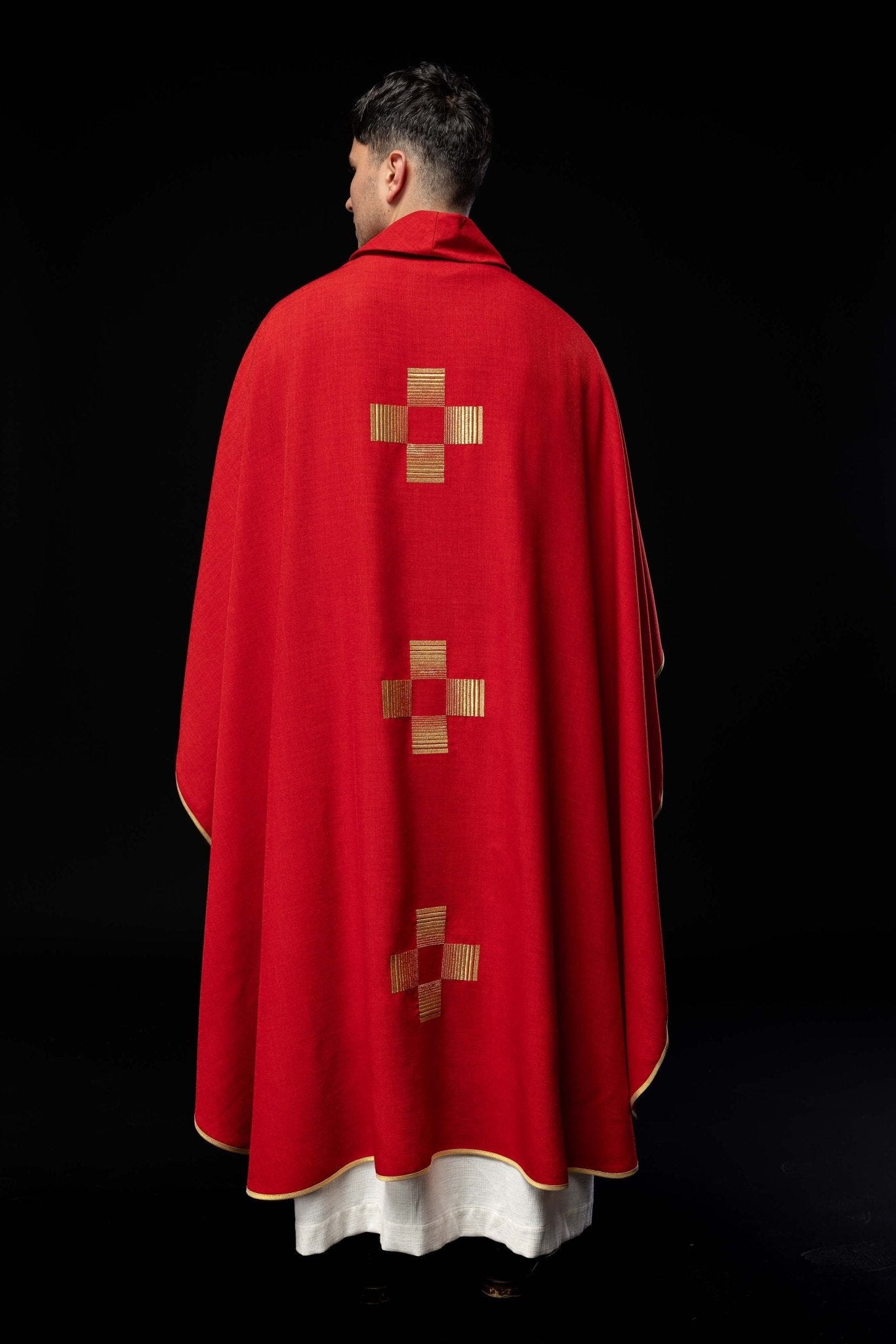 Chasuble avec des Croix brodées en rouge HA7011 - 02 CZERWONY - CHASUBLES.FR