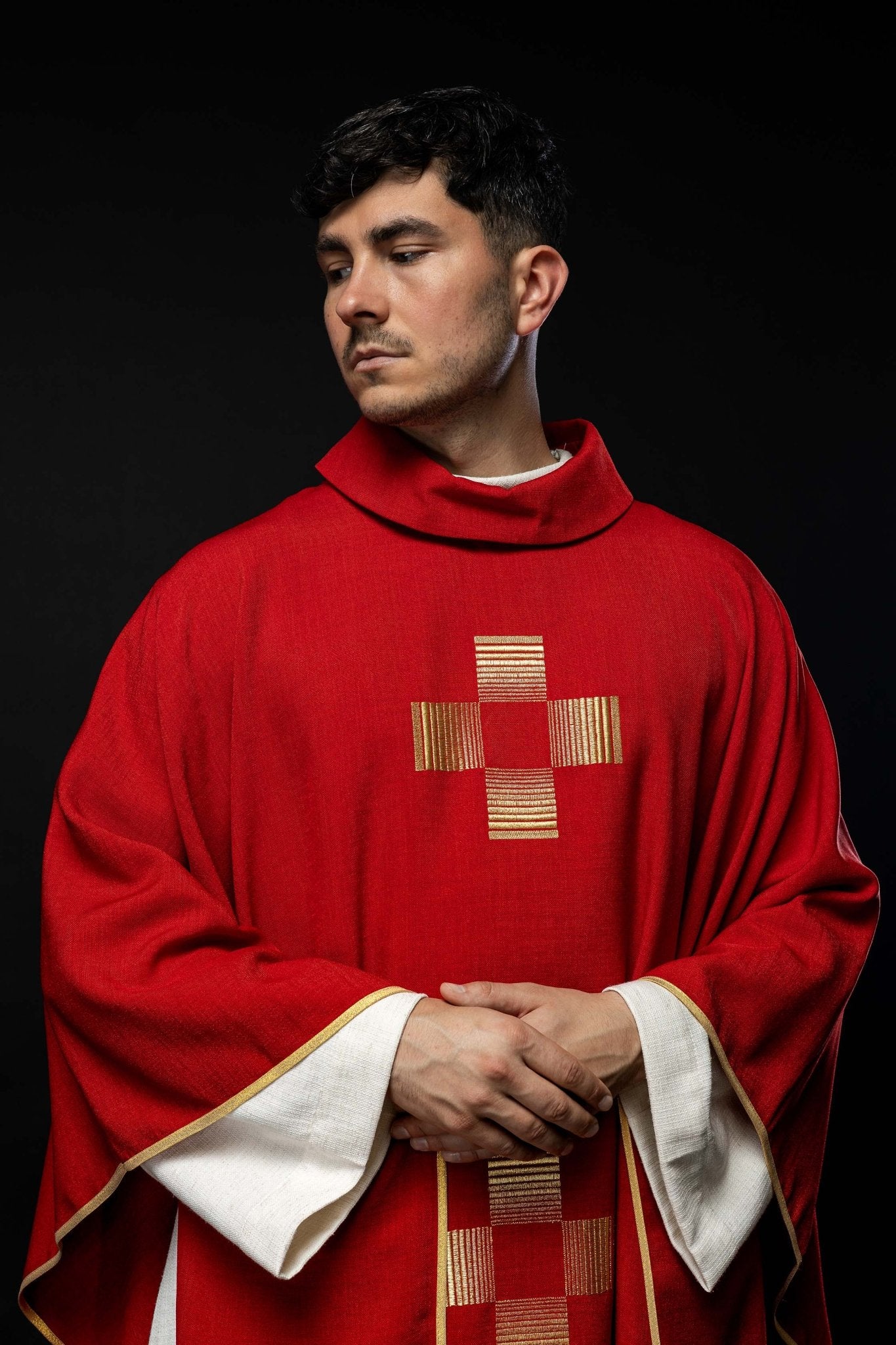 Chasuble avec des Croix brodées en rouge HA7011 - 02 CZERWONY - CHASUBLES.FR