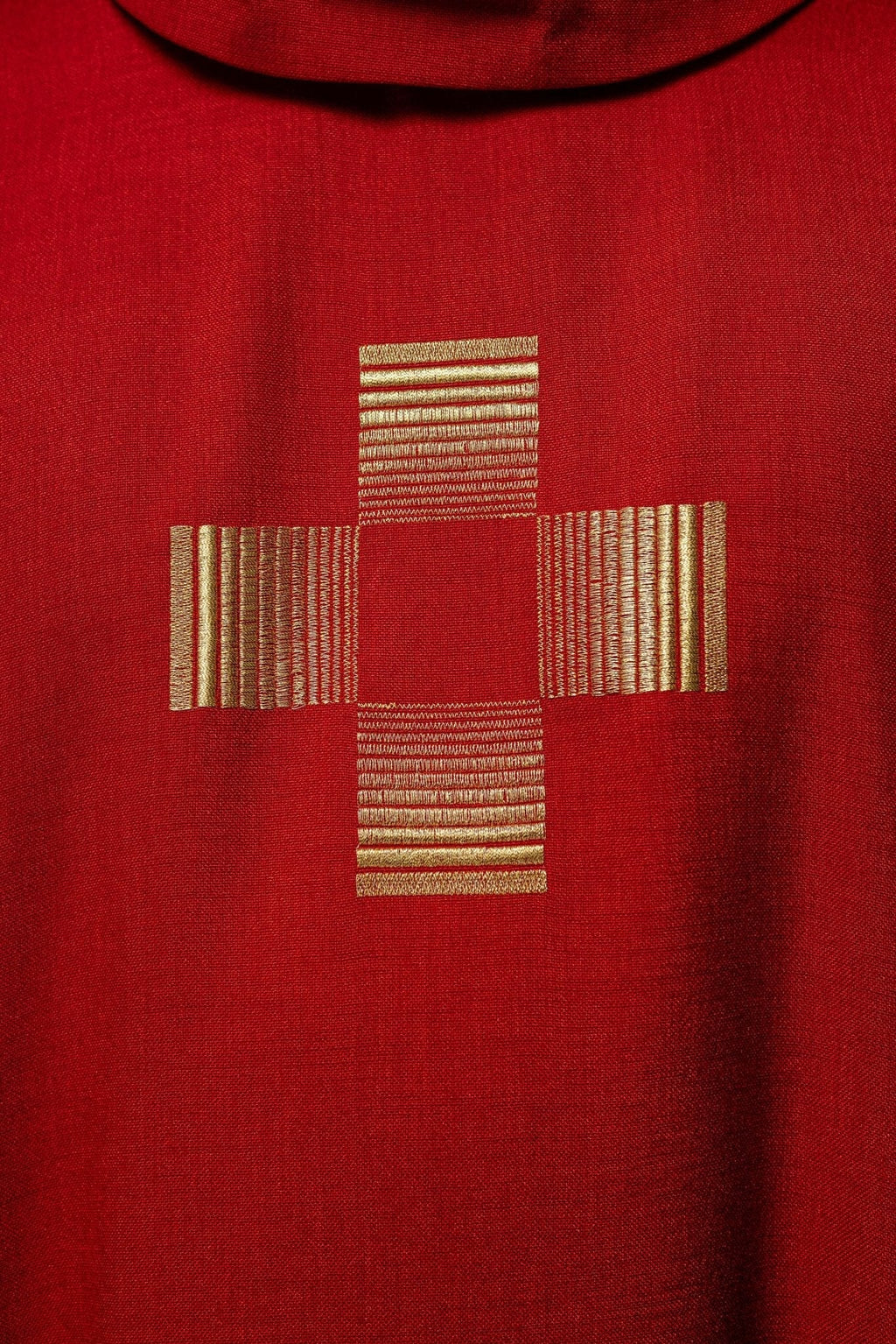 Chasuble avec des Croix brodées en rouge HA7011 - 02 CZERWONY - CHASUBLES.FR
