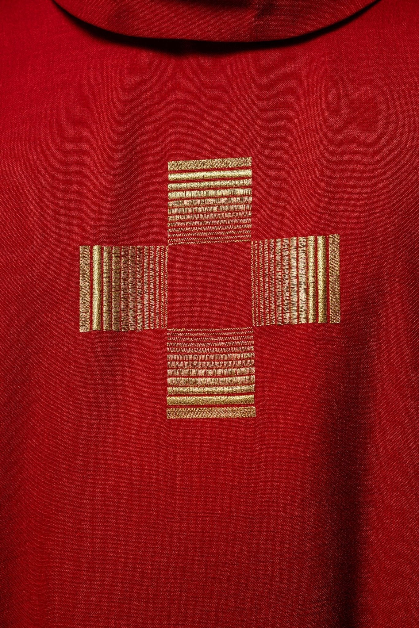 Chasuble avec des Croix brodées en rouge HA7011 - 02 CZERWONY - CHASUBLES.FR