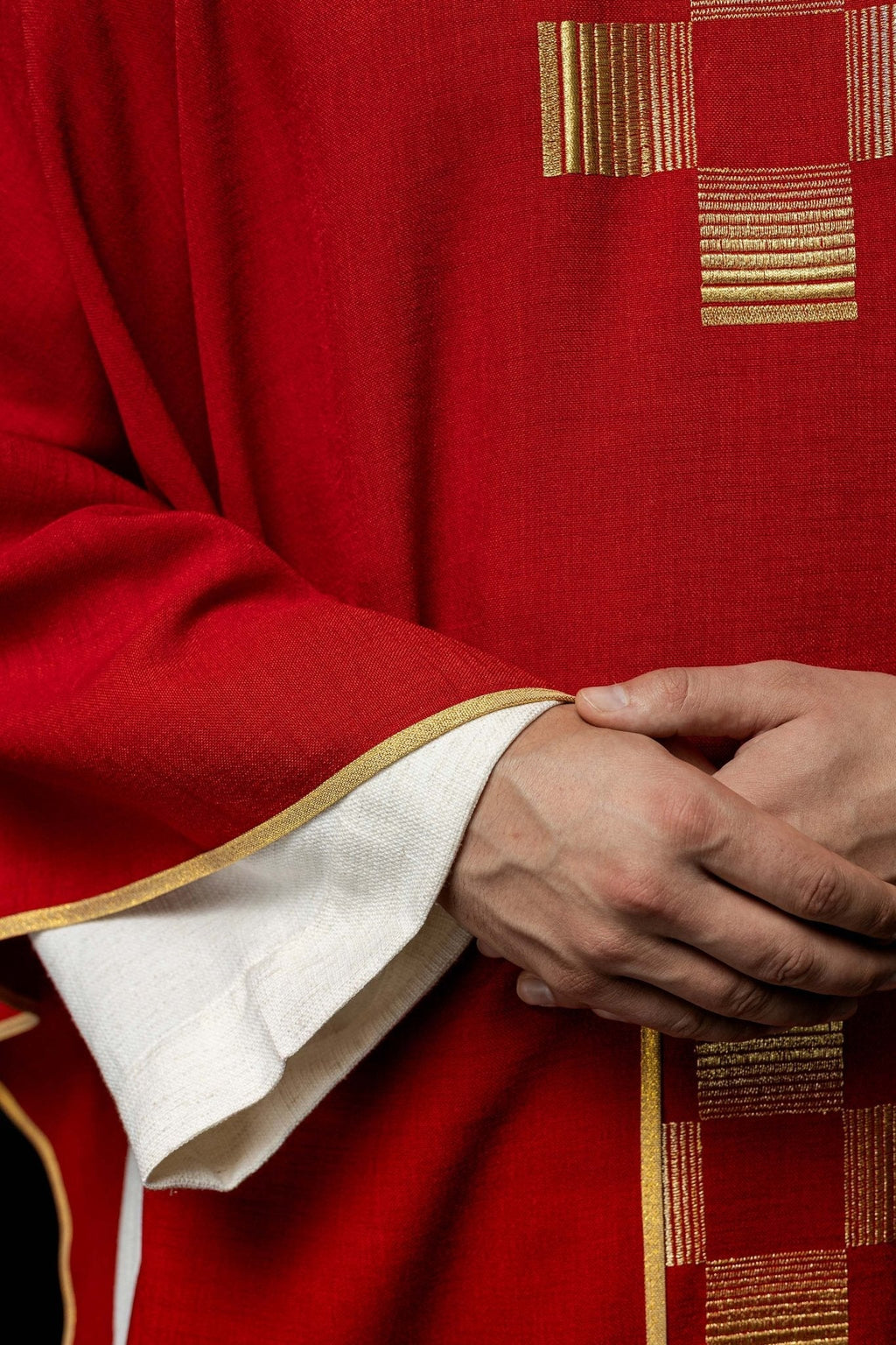 Chasuble avec des Croix brodées en rouge HA7011 - 02 CZERWONY - CHASUBLES.FR