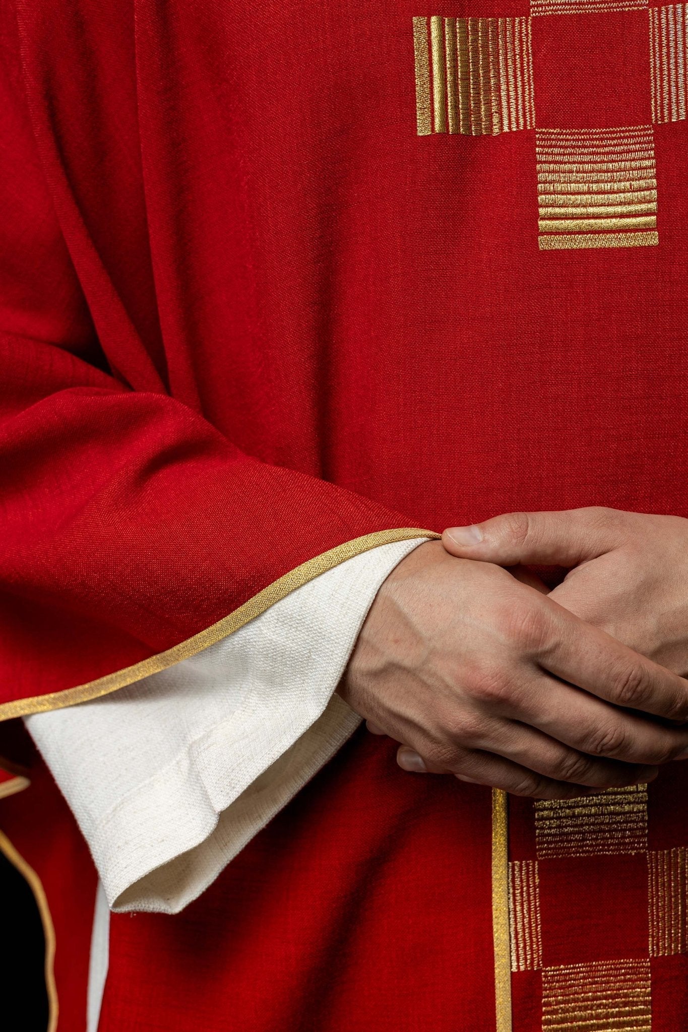 Chasuble avec des Croix brodées en rouge HA7011 - 02 CZERWONY - CHASUBLES.FR