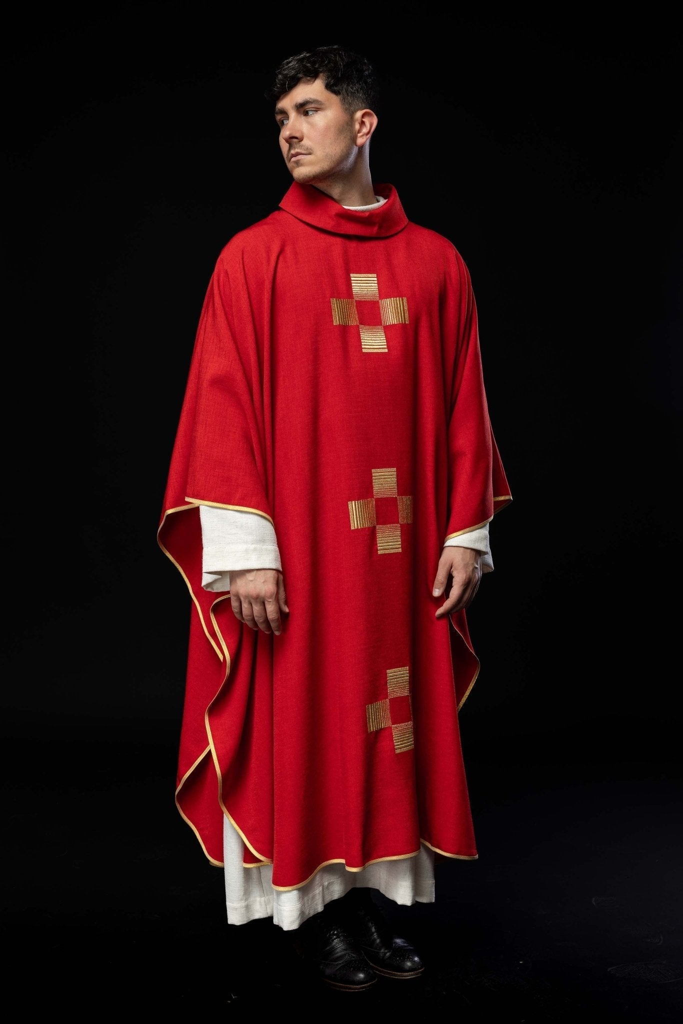 Chasuble avec des Croix brodées en rouge HA7011 - 02 CZERWONY - CHASUBLES.FR