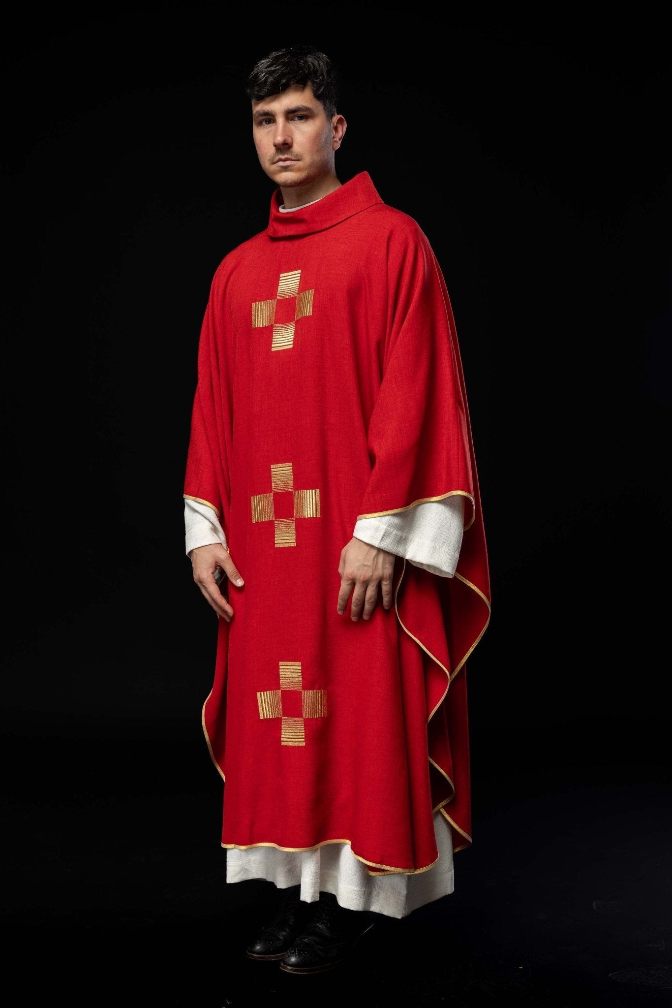 Chasuble avec des Croix brodées en rouge HA7011 - 02 CZERWONY - CHASUBLES.FR