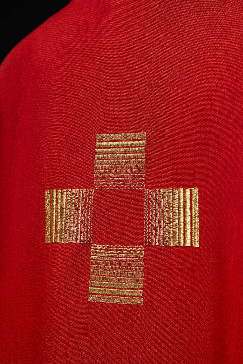 Chasuble avec des Croix brodées en rouge HA7011 - 02 CZERWONY - CHASUBLES.FR
