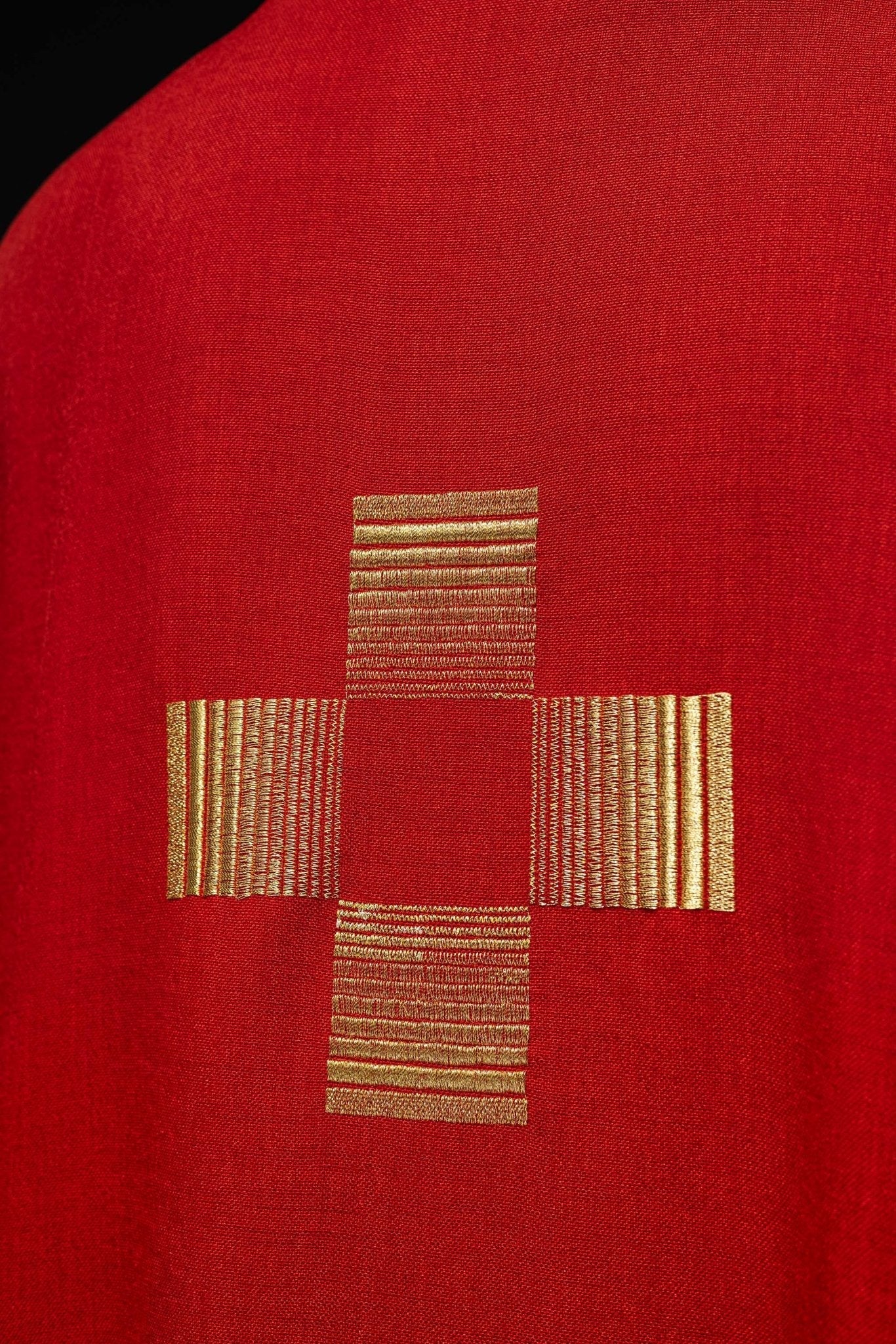 Chasuble avec des Croix brodées en rouge HA7011 - 02 CZERWONY - CHASUBLES.FR