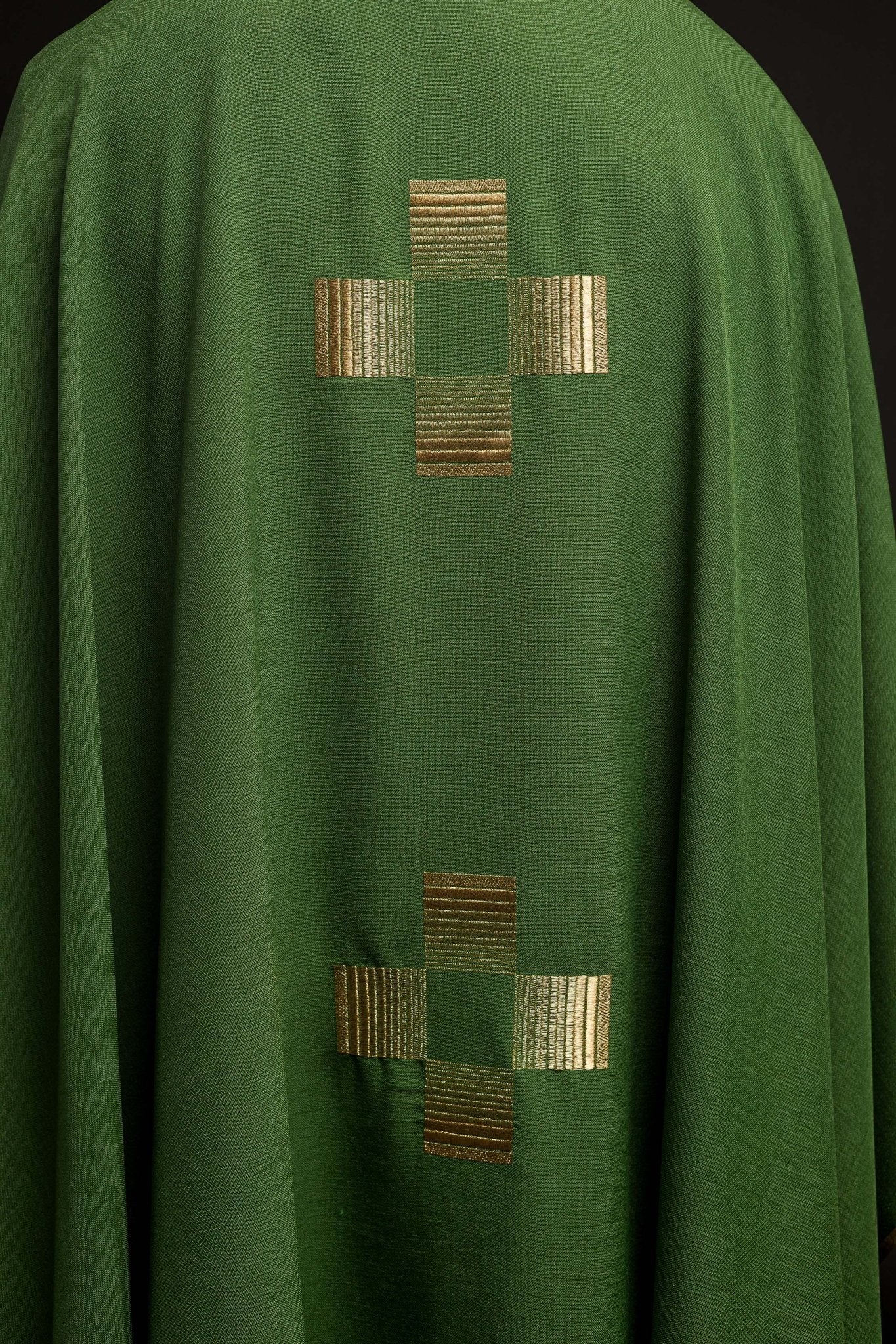 Chasuble avec des Croix brodées en vert HA7011-01 ZIELONY - CHASUBLES.FR