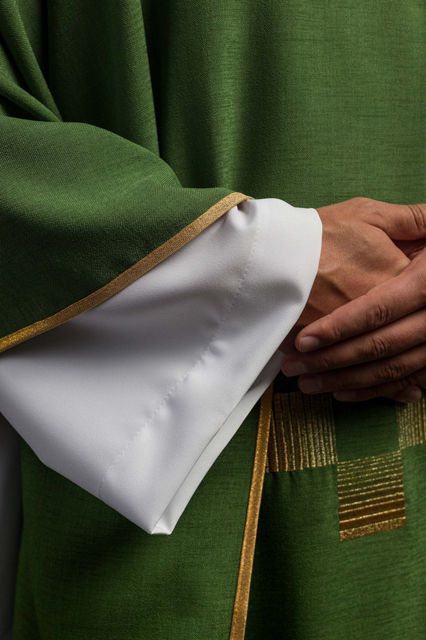 Chasuble avec des Croix brodées en vert HA7011-01 ZIELONY - CHASUBLES.FR