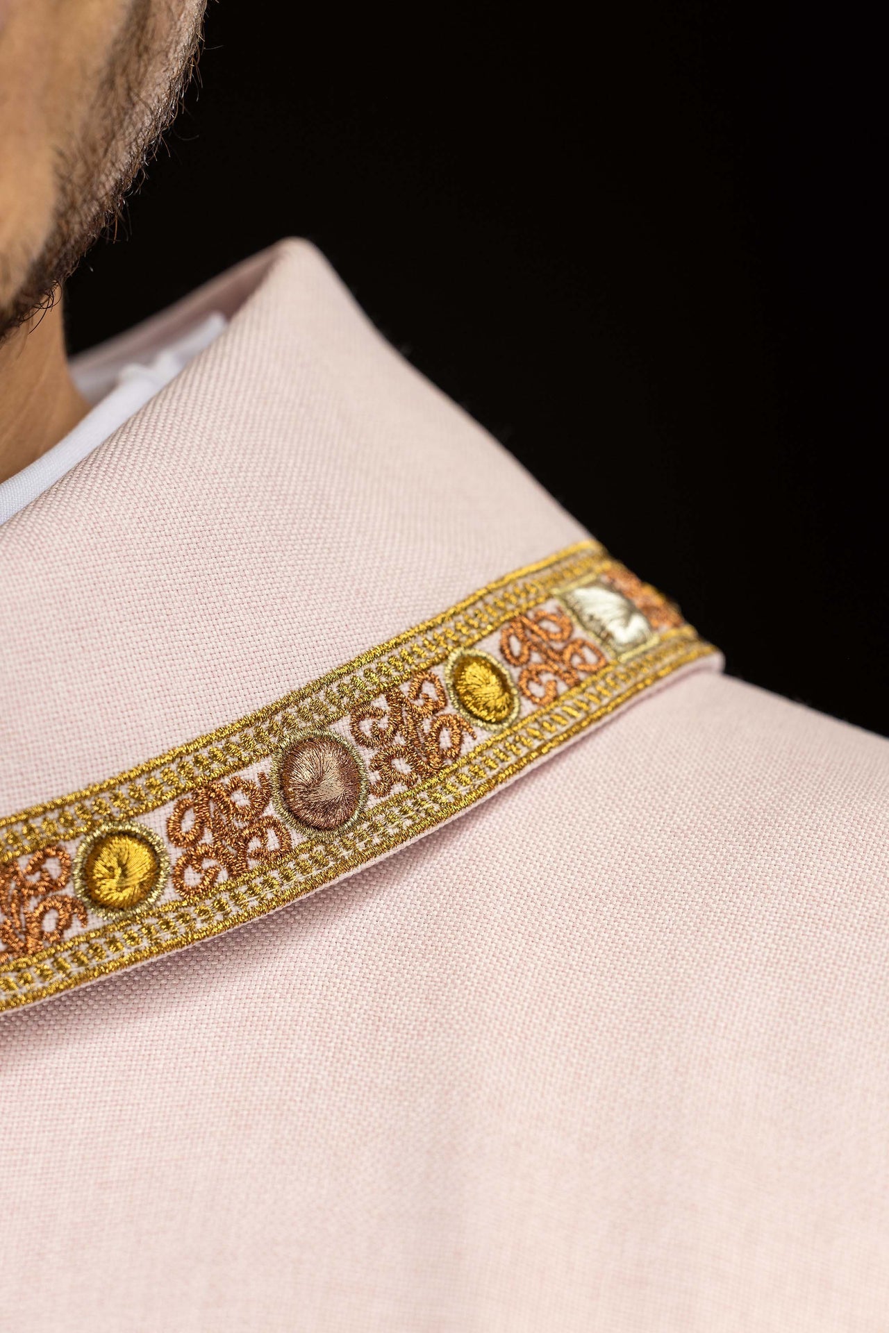 Chasuble avec galon rose autour de la broderie IHS et du col S-7073-08-70 - CHASUBLES.FR