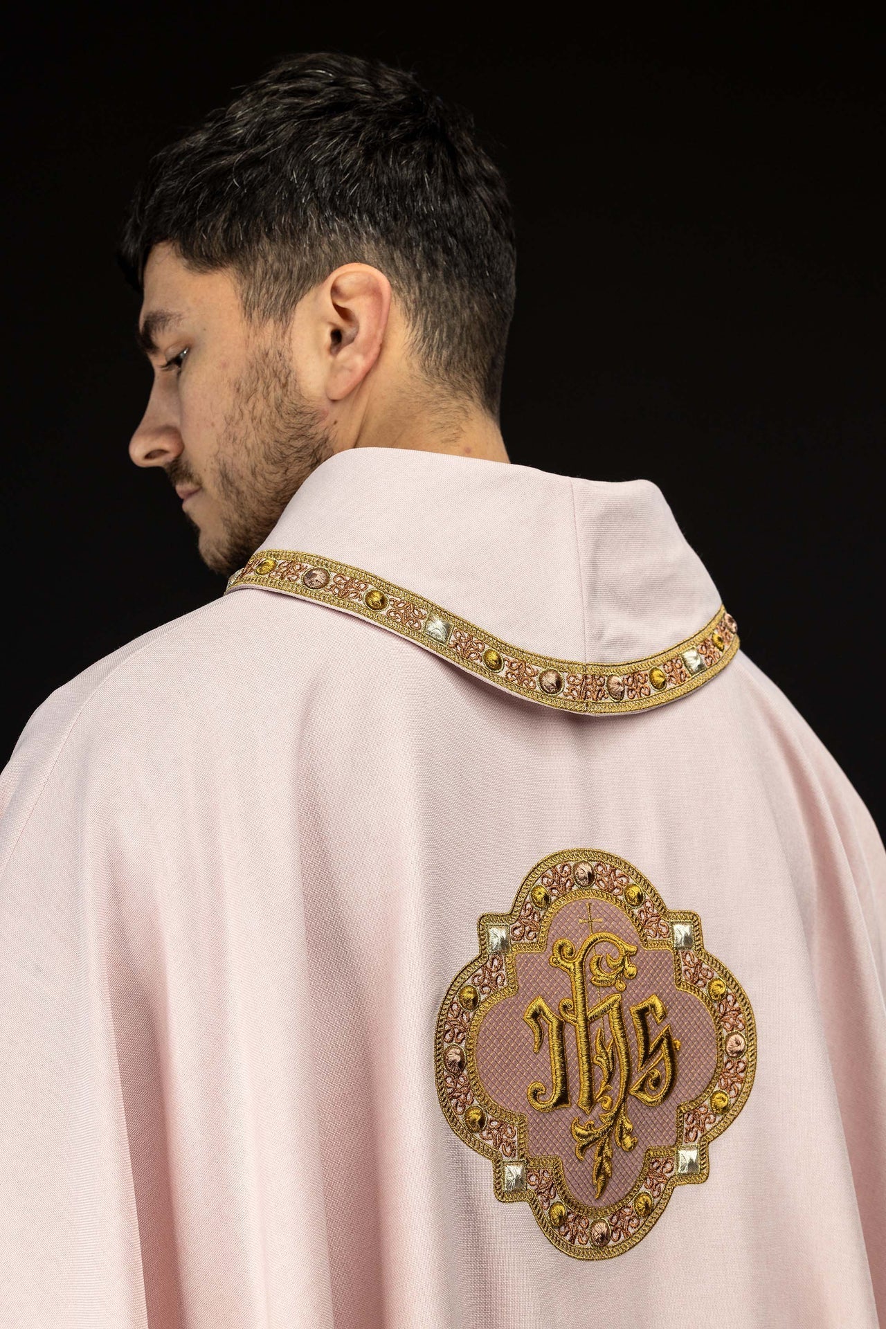 Chasuble avec galon rose autour de la broderie IHS et du col S-7073-08-70 - CHASUBLES.FR