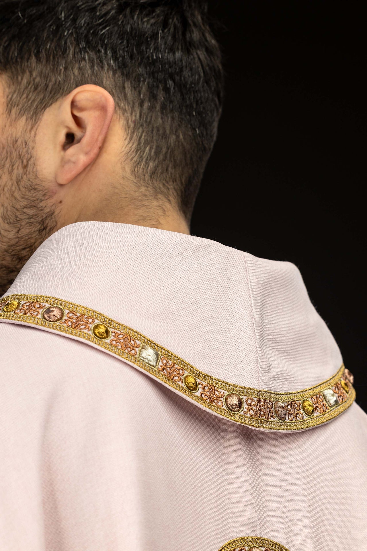 Chasuble avec galon rose autour de la broderie IHS et du col S-7073-08-70 - CHASUBLES.FR