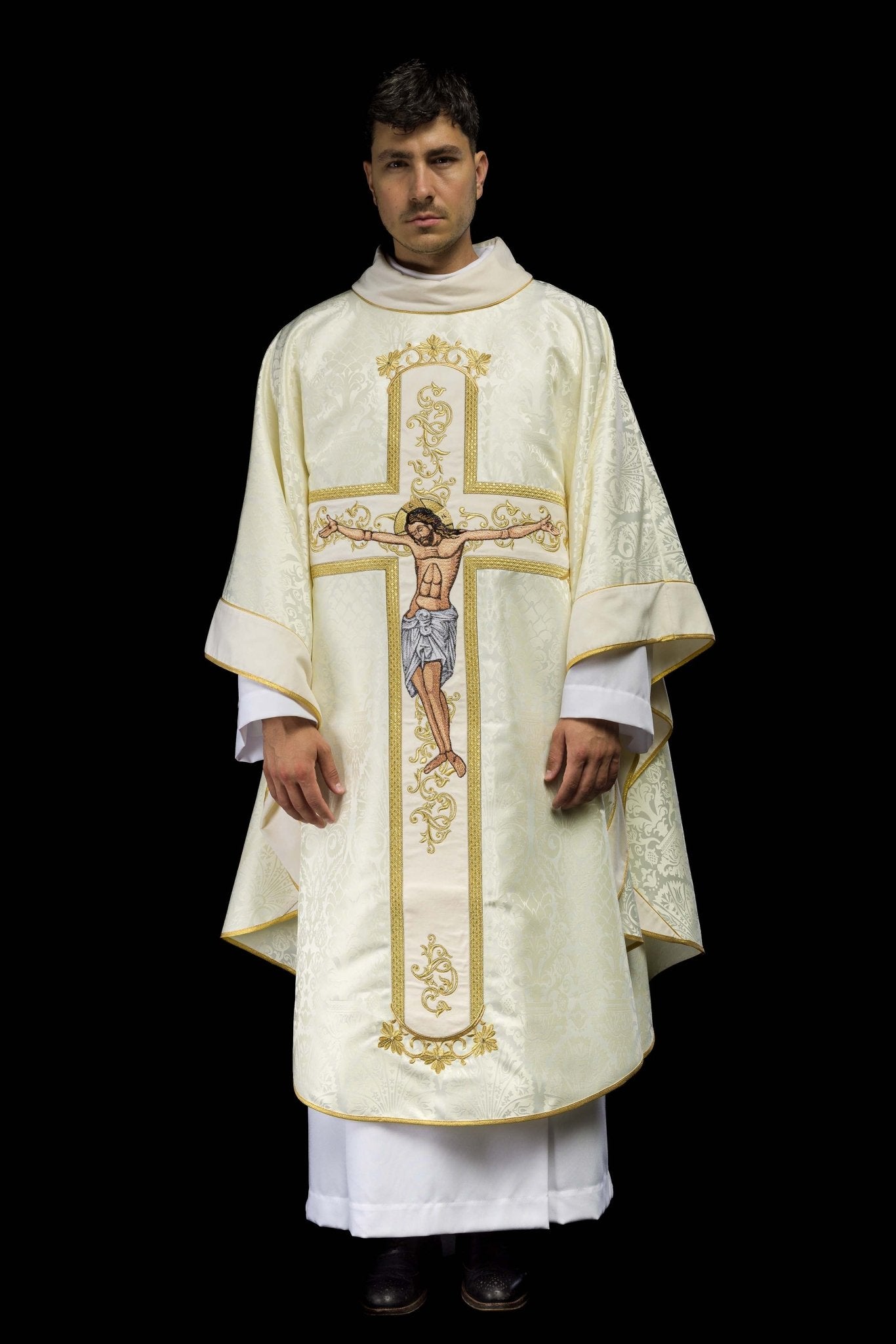 Chasuble avec l'image de Jésus-Christ en croix en écru KOR/190/05/83/PA ECRU - CHASUBLES.FR