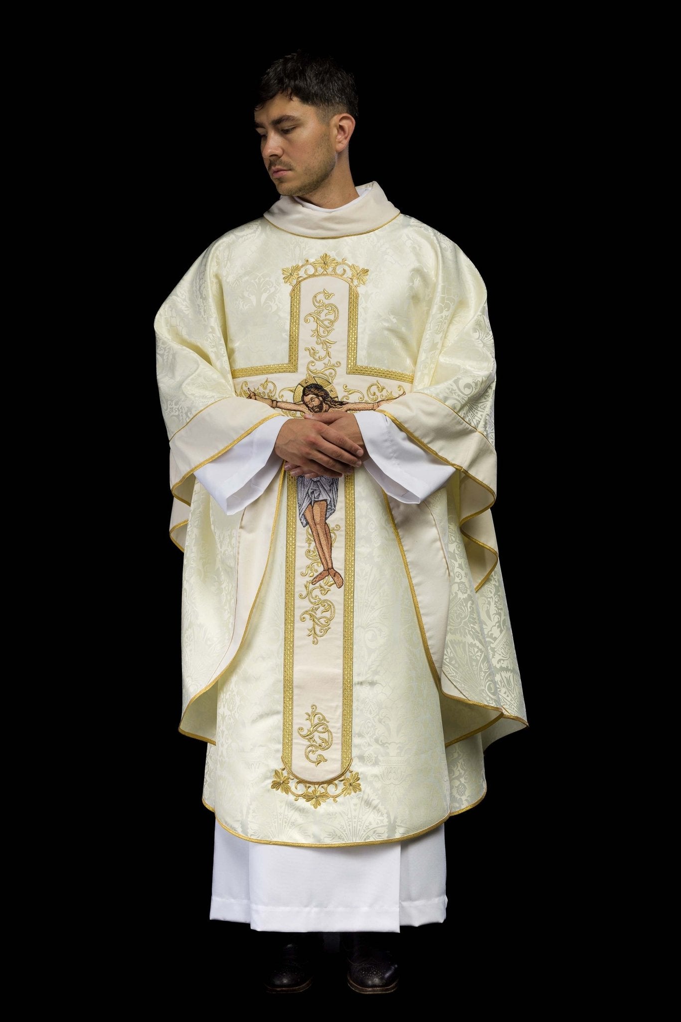 Chasuble avec l'image de Jésus-Christ en croix en écru KOR/190/05/83/PA ECRU - CHASUBLES.FR