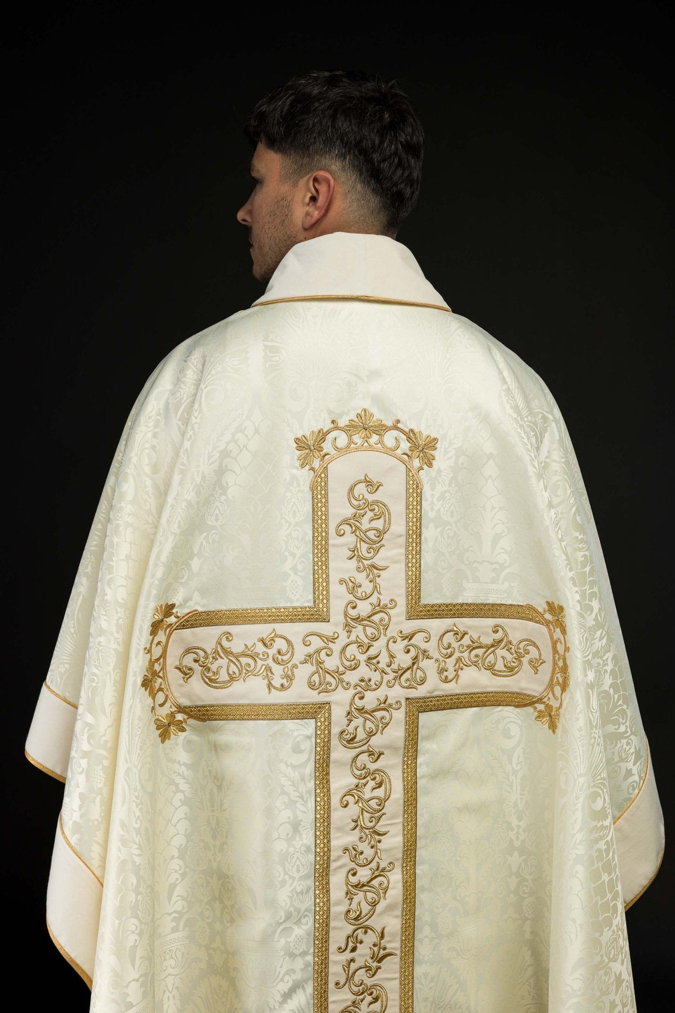 Chasuble avec l'image de Jésus-Christ en croix en écru KOR/190/05/83/PA ECRU - CHASUBLES.FR
