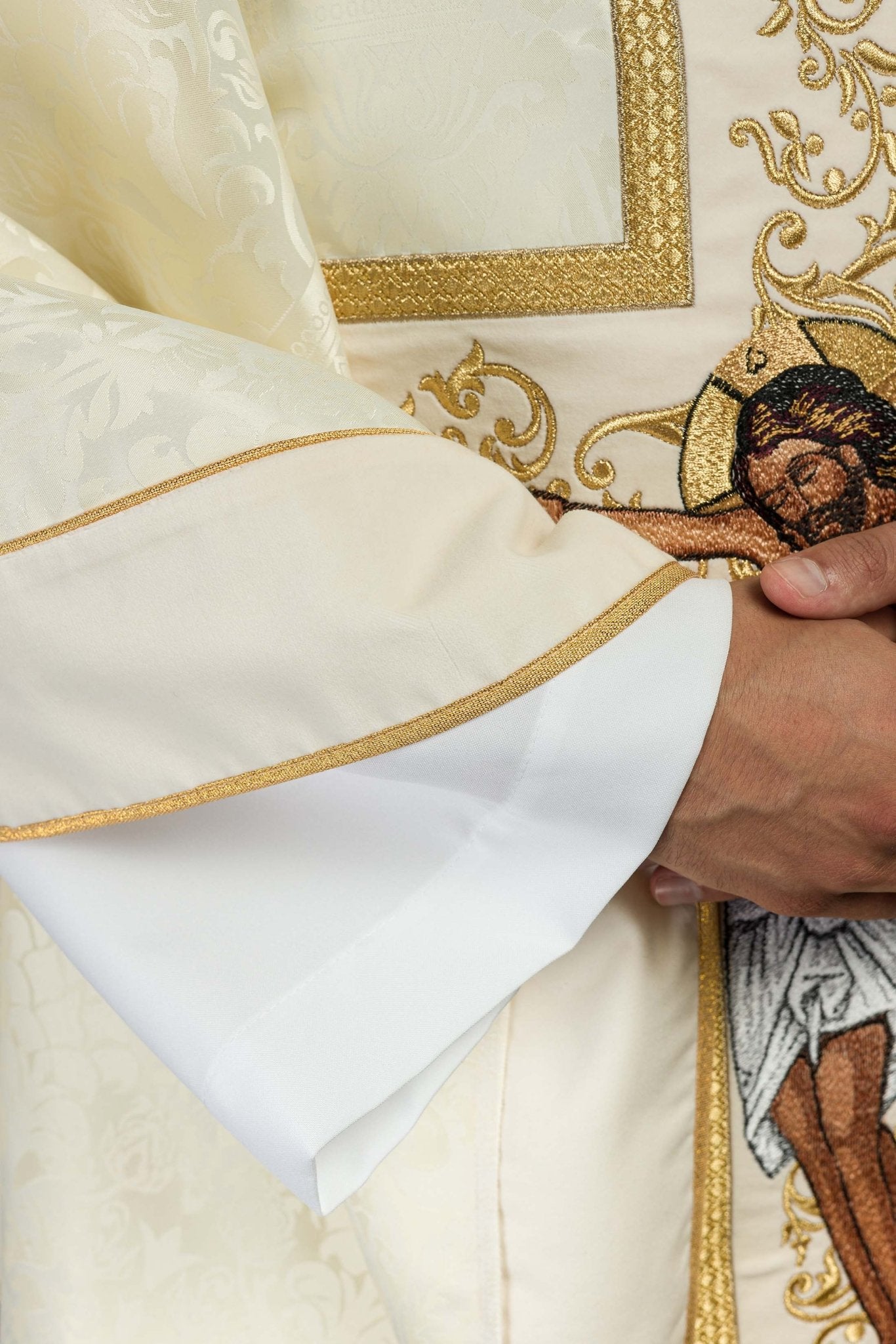 Chasuble avec l'image de Jésus-Christ en croix en écru KOR/190/05/83/PA ECRU - CHASUBLES.FR
