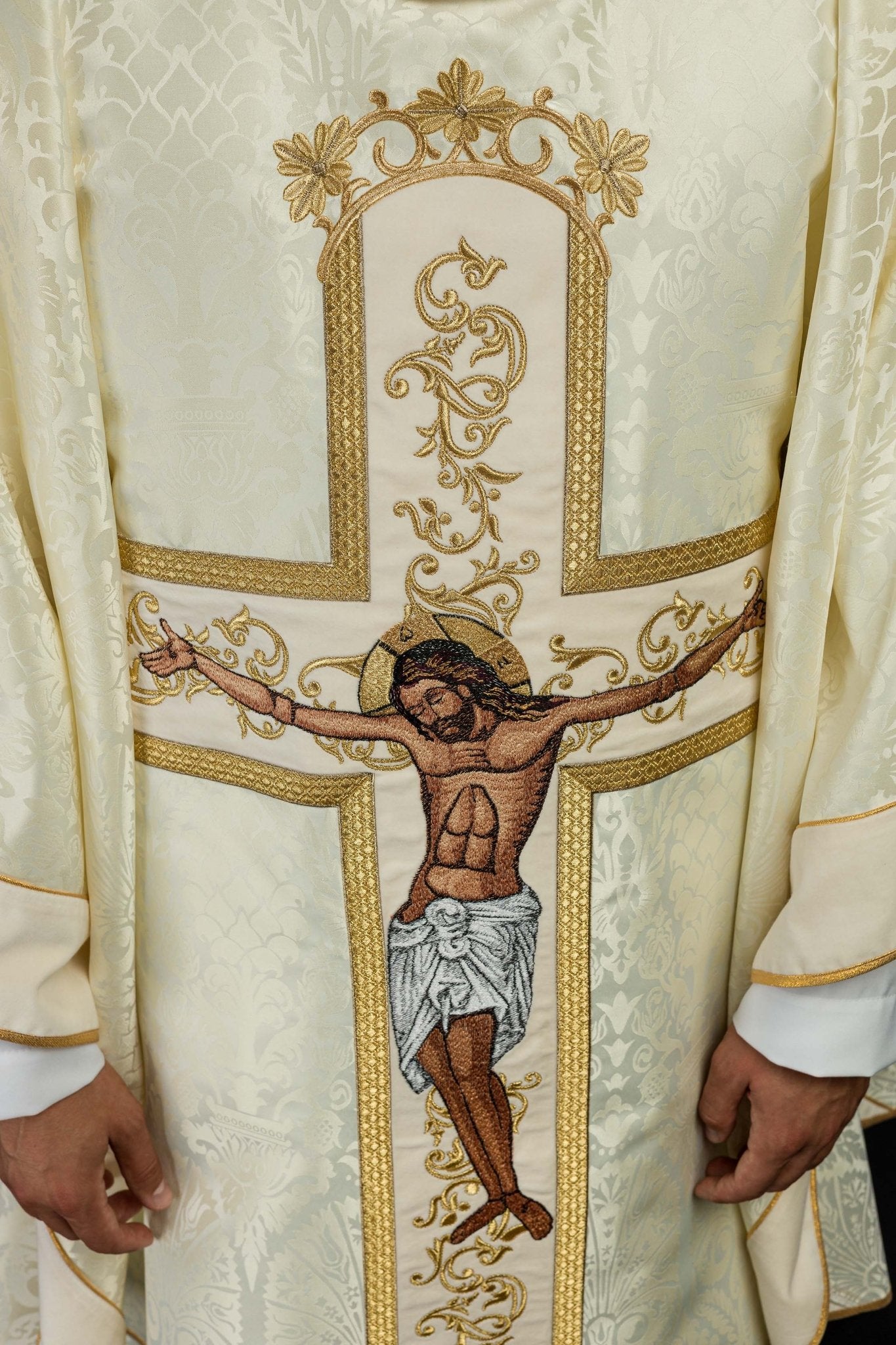 Chasuble avec l'image de Jésus-Christ en croix en écru KOR/190/05/83/PA ECRU - CHASUBLES.FR
